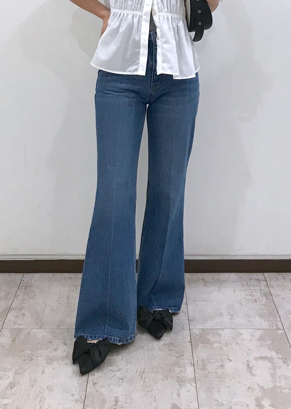 「アンサンブル、VIS、ウェーブ、ブルべ冬、低身長、トップス、シャツ/ブラウス、パンツ、デニムパンツ、ヘアアクセサリー、シュシュ、BVH54050、BVK54010、BVS74500、BVZ44100」｜「CIMARRONの【CIMARRON】VIS別注フレアデニム（デニムパンツ、ブルー系）」を使った、はっちゃんさん（レディース・159cm）の夏コーディネートの7枚目の写真