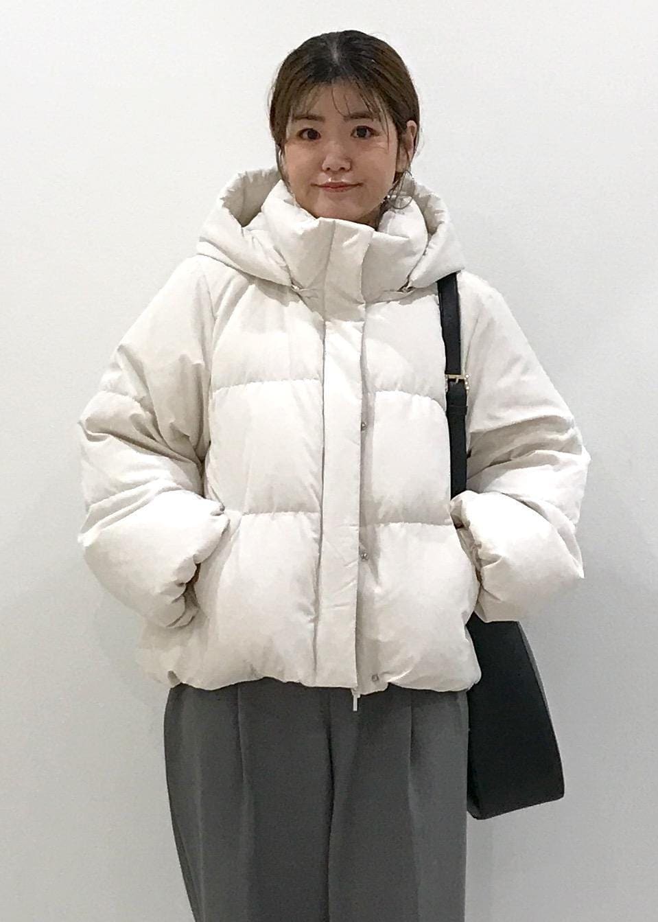「初冬コーデ、冬コーデ、お仕事コーデ、デートコーデ、お出かけコーデ、旅行コーデ、お正月・初詣コーデ、女子会コーデ、大人カジュアル、レイヤード、パンツスタイル、体型カバー、モノトーンコーデ、カジュアルコーデ、ヘルシーコーデ」｜「VISの【A4収納】ホーボーバッグ（トートバッグ、ブラック系）」を使った、はっちゃんさん（レディース・159cm）の冬コーディネートの6枚目の写真