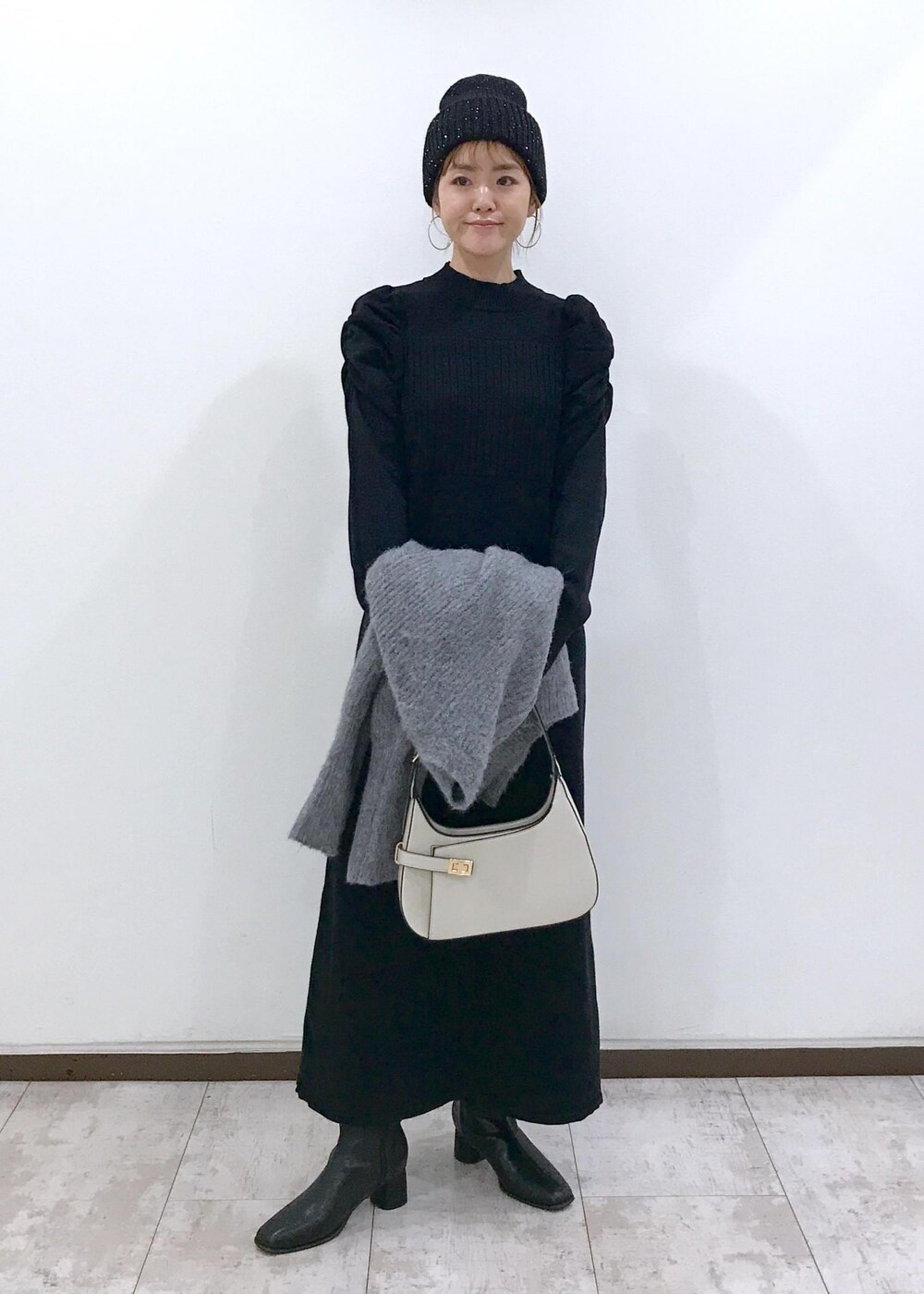 「ニット、ニットカーディガン、パールボタン、グレー、ロングワンピース、ニットワンピ、ブラック、ワンハンドル、ワンハンドルバッグ、ホワイト、キナリ、ショートブーツ、ニット帽、ブルべ冬、W雑貨_pickup」｜「Juzeのストレッチヒールショートブーツ（ブーツ、ブラック系）」を使った、はっちゃんさん（レディース・159cm）の秋コーディネートの9枚目の写真