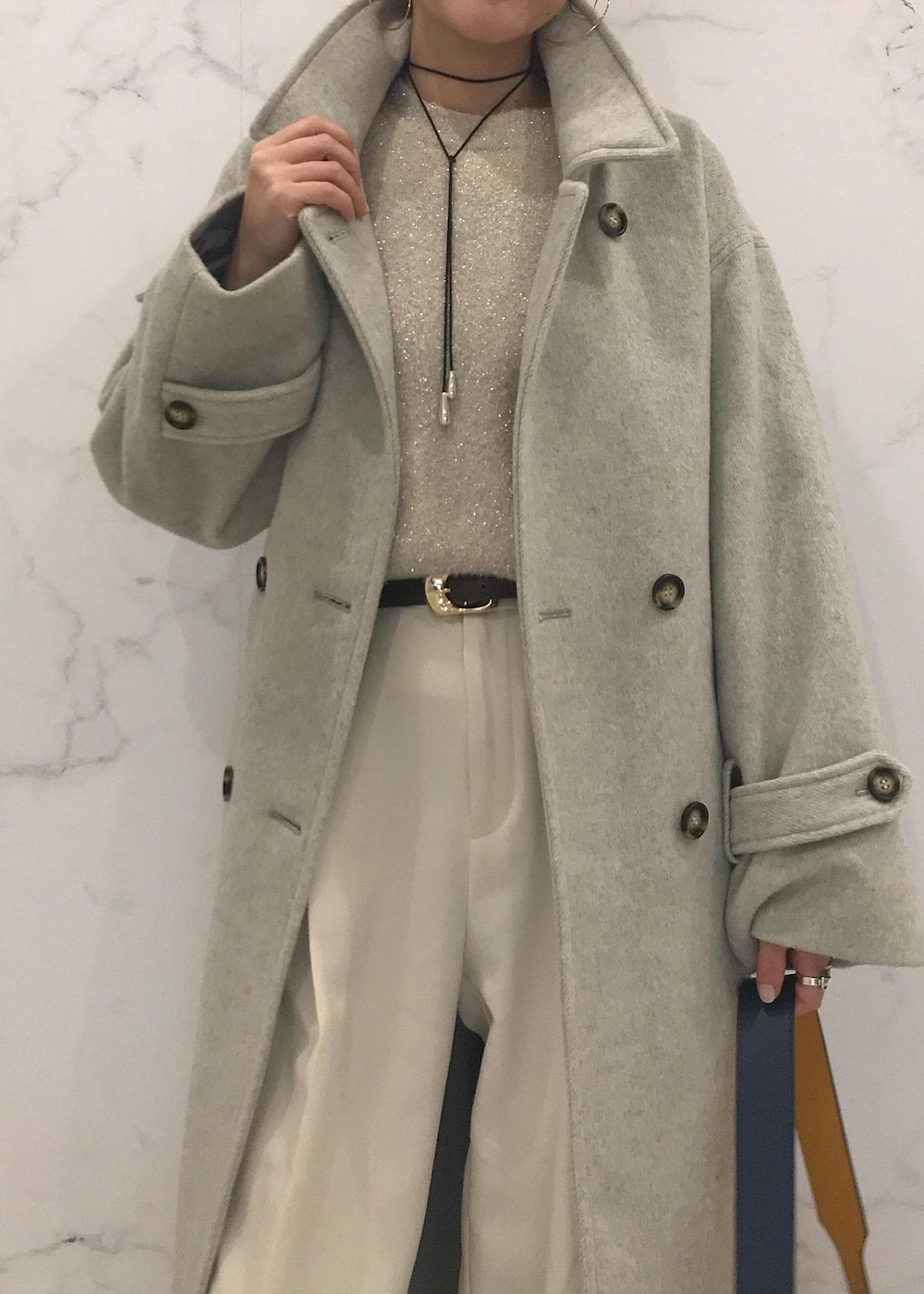 「きれいめカジュアル、ライトグレー、ベージュ、ワイドパンツ、初春コーデ、秋コーデ、初冬コーデ、冬コーデ、デートコーデ、お出かけコーデ、旅行コーデ、女子会コーデ、大人カジュアル、パンツスタイル、体型カバー」｜「VISの【新色追加/追加生産】リバーシブルハンドルワンショルダーバッグ【A4対応】（ショルダーバッグ、イエロー系）」を使った、はっちゃんさん（レディース・159cm）の冬コーディネートの10枚目の写真