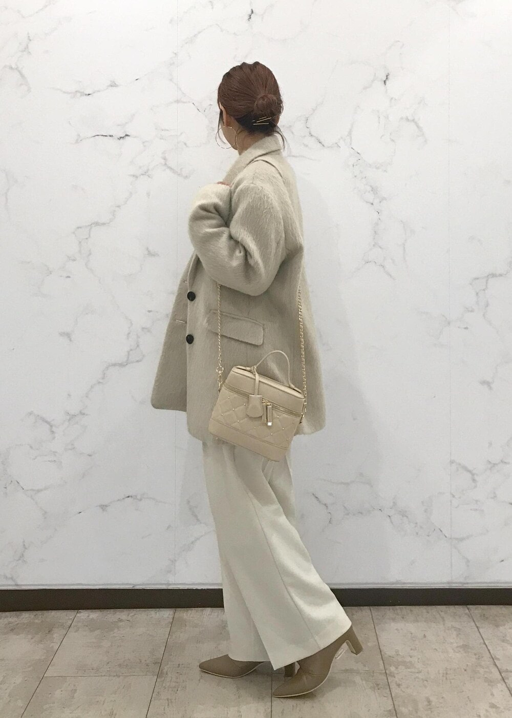 「きれいめカジュアル、ワイドパンツ、チョーカー、ホワイト、ベージュ、ピンク、冬アウター、淡色コーデ、初冬コーデ、冬コーデ、お仕事コーデ、授業参観日コーデ、デートコーデ、お出かけコーデ、旅行コーデ」｜「VISのメタルポイントラリエット（ネックレス、シルバー系）」を使った、はっちゃんさん（レディース・159cm）の冬コーディネートの2枚目の写真