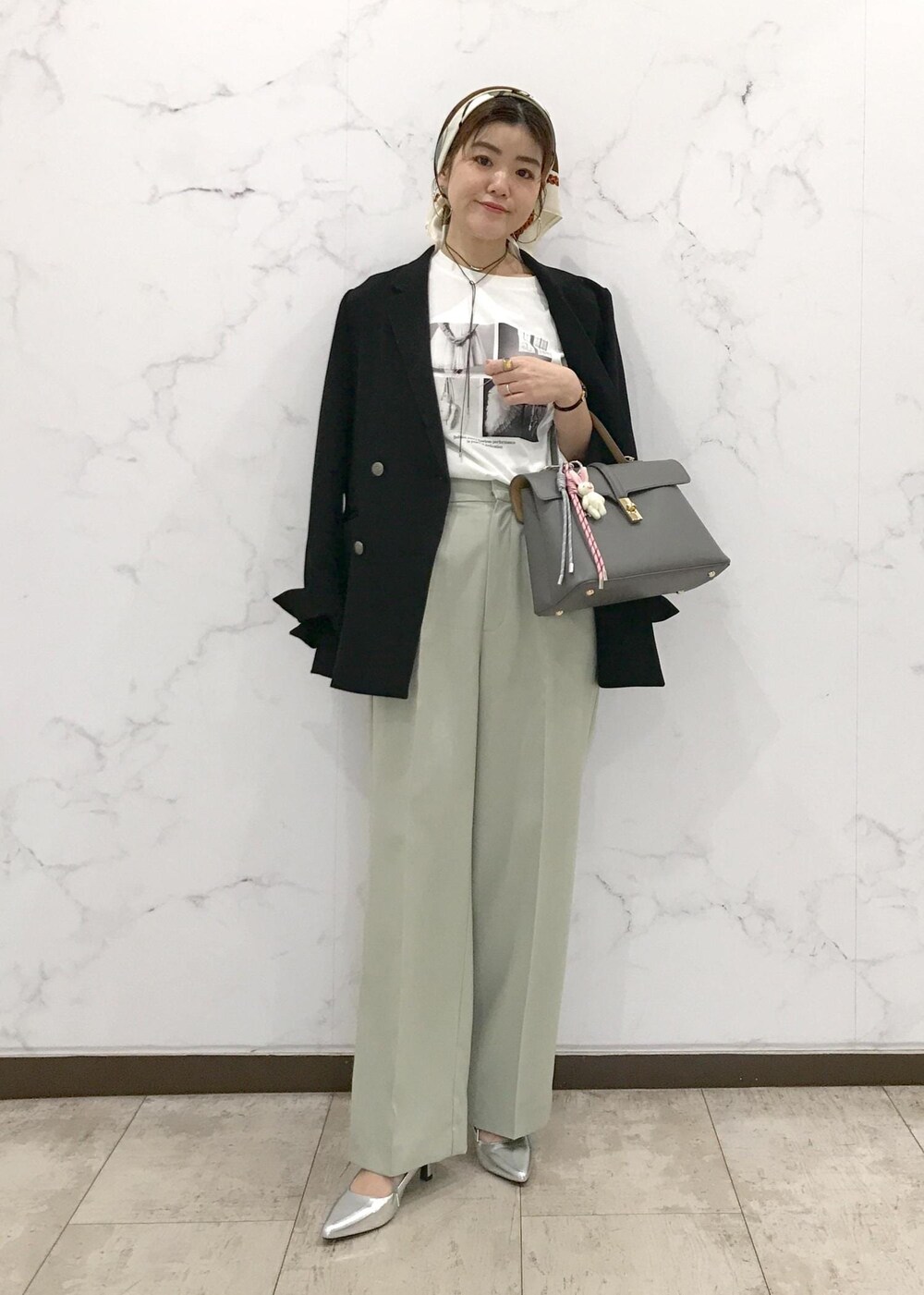 「きれいめカジュアル、スカーフスタイリング、スカーフアレンジ、BVV35010、ライトアウター、Wshoes&bag_pickup、初春コーデ、春コーデ、お仕事コーデ、デートコーデ、お出かけコーデ、旅行コーデ、女子会コーデ、大人カジュアル、パンツスタイル」｜「VISの【美easy】ウーリッシュWブレストテーラードジャケット【洗える】（テーラードジャケット、ブラック系）」を使った、はっちゃんさん（レディース・159cm）の冬コーディネートの10枚目の写真