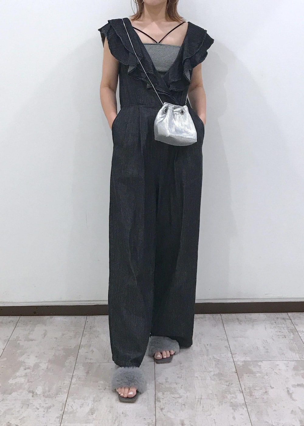 「アンサンブル、ファーサンダル、ミニバッグ、ブラック、デニム、ワイド、オールインワン、サンダル、初秋コーデ、デートコーデ、お出かけコーデ、旅行コーデ、大人カジュアル、パンツスタイル、体型カバー」｜「VISのメタルメッシュ巾着ショルダーバッグ（ショルダーバッグ、ゴールド系）」を使った、はっちゃんさん（レディース・159cm）の夏コーディネートの8枚目の写真