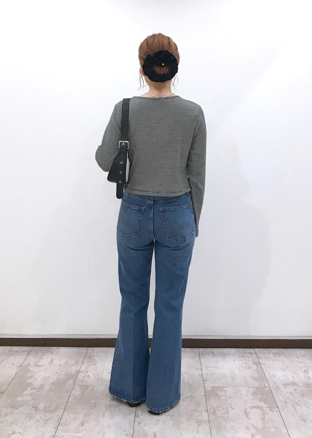 「アンサンブル、リボン、ワンハンドル、キャンバス、長袖、カーディガン、ラウンドネック、ブルー、デニム、フレア、十分丈、フレアパンツ、ブラック、パンプス、フラット」｜「VISのキャンバスコンビワンショルダーバッグ（ショルダーバッグ、ブラック系）」を使った、はっちゃんさん（レディース・159cm）の夏コーディネートの3枚目の写真