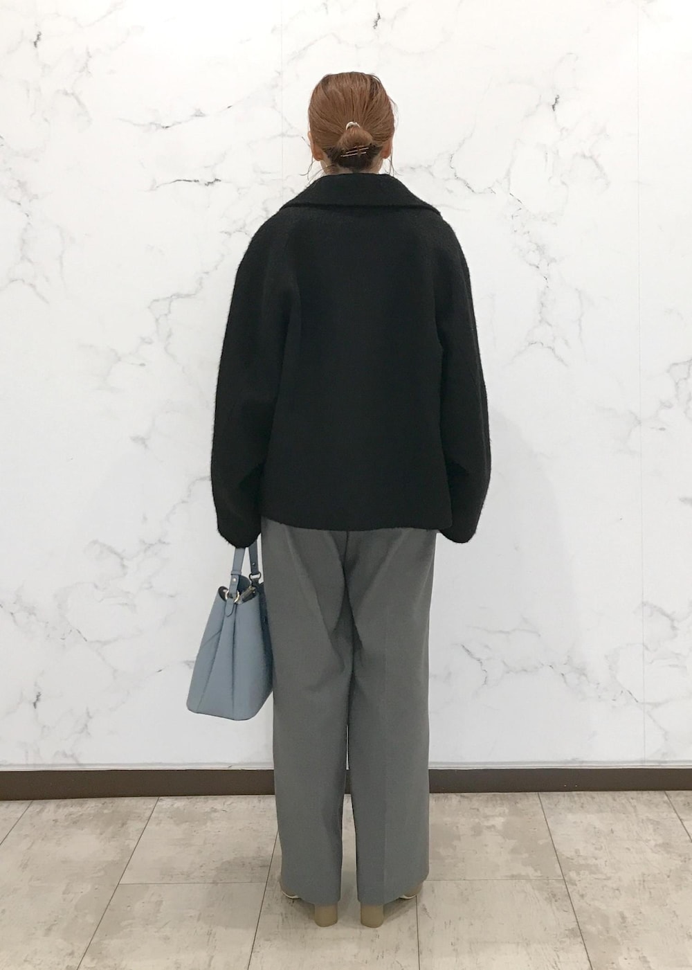 「きれいめカジュアル、ケーブルニット、冬アウター、ワイドパンツ、グレー、ブルー、ベージュ、ブラック、Wcoat_pickup、Wshoes_pickup、初春コーデ、初冬コーデ、冬コーデ、お仕事コーデ、授業参観日コーデ」｜「VISのメタルポイントラリエット（ネックレス、シルバー系）」を使った、はっちゃんさん（レディース・159cm）の冬コーディネートの3枚目の写真