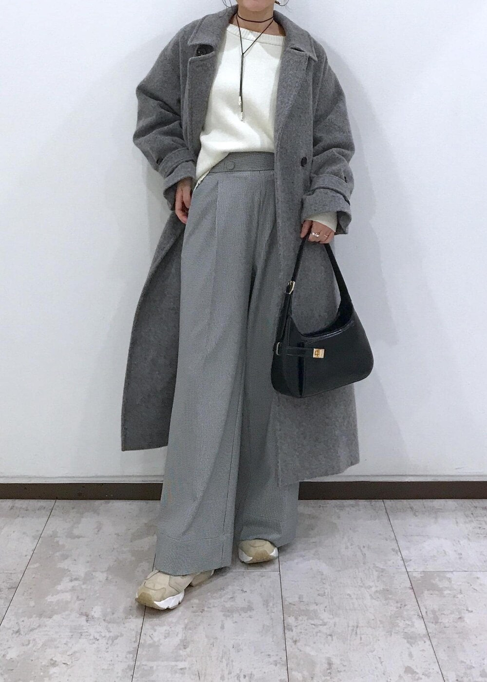 「ロングコート、コート、アウター、ウールコート、ニット、ワイドパンツ、スラックス、ワンハンドルバッグ、ワンハンドル、チョーカー、グレー、ホワイト、ブラック、初秋コーデ、秋コーデ」｜「VISのメタルポイントラリエット（ネックレス、シルバー系）」を使った、はっちゃんさん（レディース・159cm）の秋コーディネートの5枚目の写真