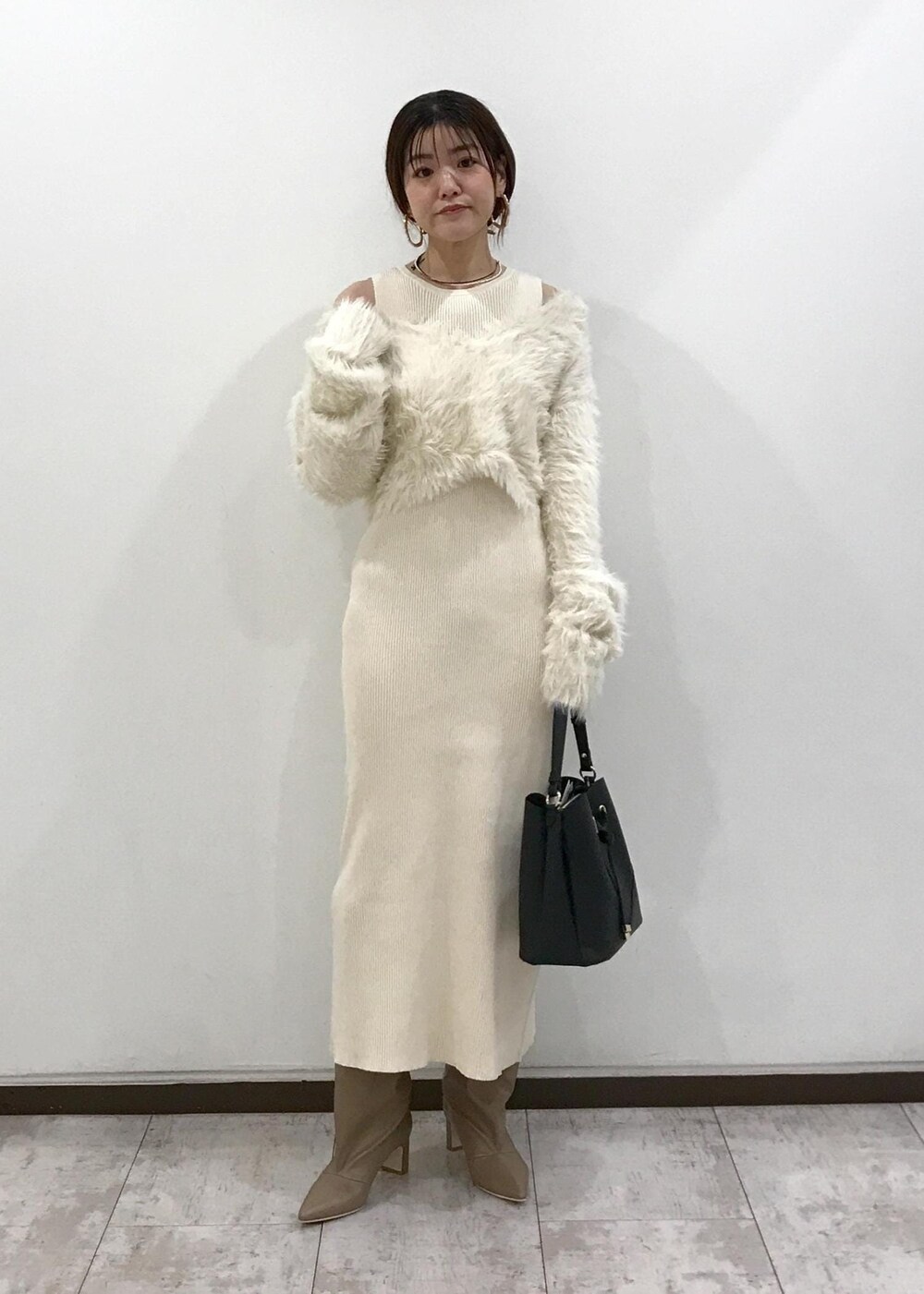 「ホワイトコーデ、忘年会、ニットワンピース、ロングブーツ、パール、ピアス、ホワイト、ブラック、ベージュ、ゴールド、初冬コーデ、冬コーデ、デートコーデ、お出かけコーデ、旅行コーデ」｜「VISのオーバルメタルフープピアス（ピアス（両耳用）、ゴールド系）」を使った、はっちゃんさん（レディース・159cm）の冬コーディネートの9枚目の写真
