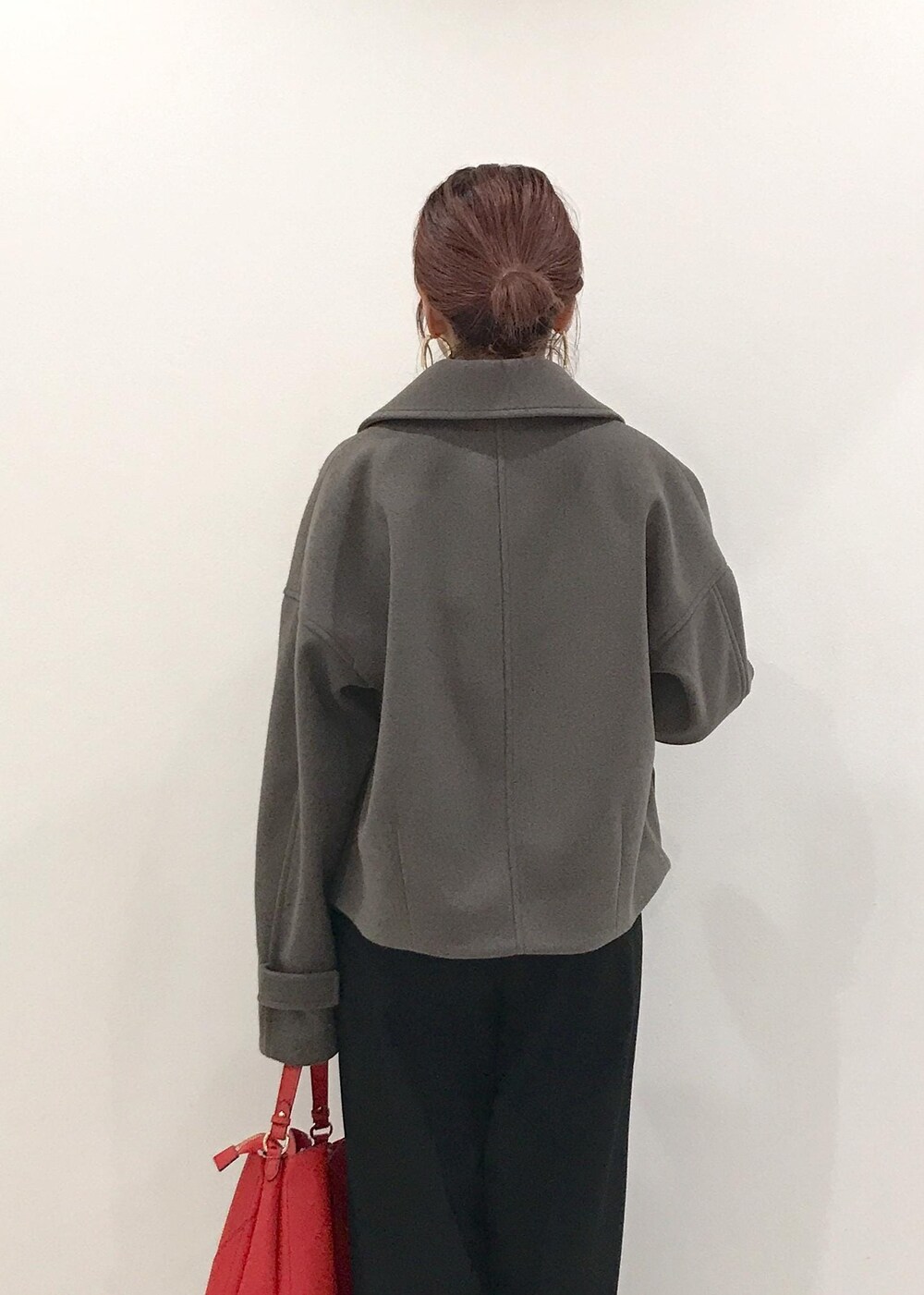 「きれいめカジュアル、ホワイト、ボーダー、ブラック、レッド、ブラウン、VIS_TIMESALE、赤、レイヤードスタイル、タートルネック、秋コーデ、初冬コーデ、冬コーデ、お仕事コーデ、デートコーデ」｜「VISのオーバルメタルフープピアス（ピアス（両耳用）、ゴールド系）」を使った、はっちゃんさん（レディース・159cm）の冬コーディネートの7枚目の写真