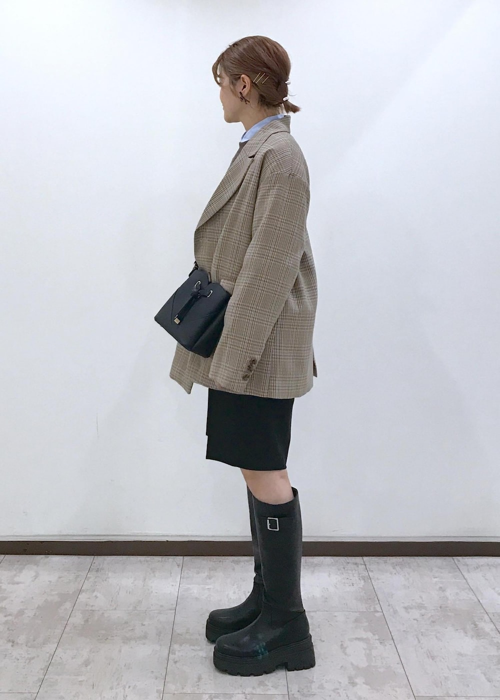 「ブラウン、スウェット、ブラック、ハーフパンツ、ロングブーツ、ブルー、シャツ、プリーツ、チェック、ジャケット、リボンピアス、リボン、初秋コーデ、秋コーデ、初冬コーデ」｜「VISのビーズリボンピアス（ピアス（両耳用）、ブラック系）」を使った、はっちゃんさん（レディース・159cm）の秋コーディネートの2枚目の写真