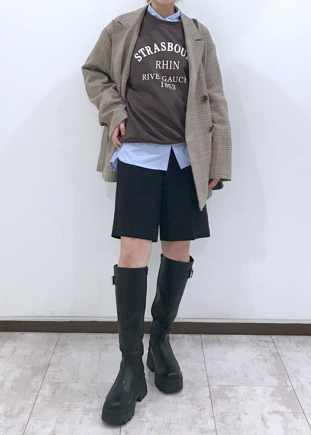 「ブラウン、スウェット、ブラック、ハーフパンツ、ロングブーツ、ブルー、シャツ、プリーツ、チェック、ジャケット、リボンピアス、リボン、初秋コーデ、秋コーデ、初冬コーデ」｜「VISのビーズリボンピアス（ピアス（両耳用）、ブラック系）」を使った、はっちゃんさん（レディース・159cm）の秋コーディネートの5枚目の写真