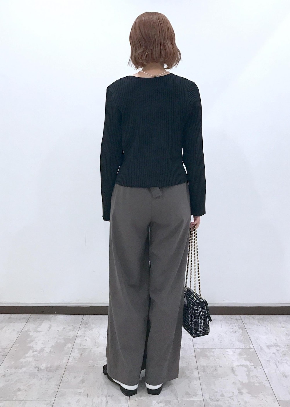 「アンサンブル、ツイード、ブラウン、パンプス、リボン、リボンパンプス、ミュール、ブラック、チェーン、チェーンバッグ、ニット、長袖、クルーネック、ワイド、十分丈」｜「Juzeのサテンリボンミュール（サンダル、ブラック系）」を使った、はっちゃんさん（レディース・159cm）の秋コーディネートの4枚目の写真
