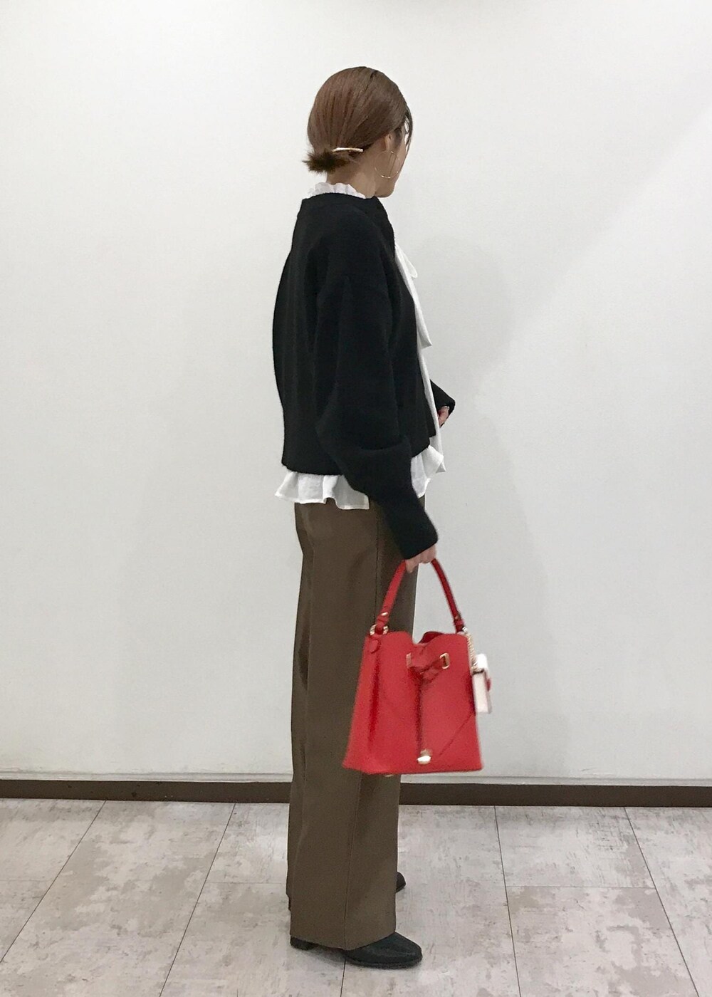 「きれいめカジュアル、ニット、ボウタイ、ワイドパンツ、ハートバッグ、ショートブーツ、ブラック、ホワイト、ブラウン、レッド、秋コーデ、初冬コーデ、冬コーデ、お仕事コーデ、授業参観日コーデ」｜「Juzeのストレッチヒールショートブーツ（ブーツ、ブラック系）」を使った、はっちゃんさん（レディース・159cm）の冬コーディネートの4枚目の写真