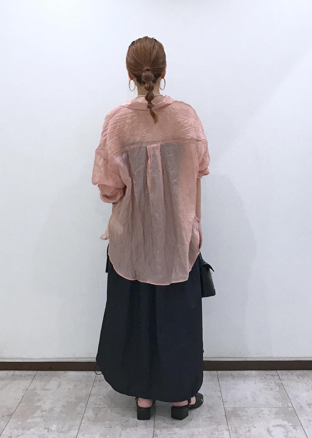 「セール、sale、長袖、ロング、ピンク、シャツ、オーバーサイズ、襟、ロング丈、ピンクベージュ、ミドル丈、ブラック、ストラップサンダル、ラウンドトゥ、夏コーデ」｜「Juzeのクローズトゥサンダル（サンダル、ブラック系）」を使った、はっちゃんさん（レディース・159cm）の夏コーディネートの4枚目の写真