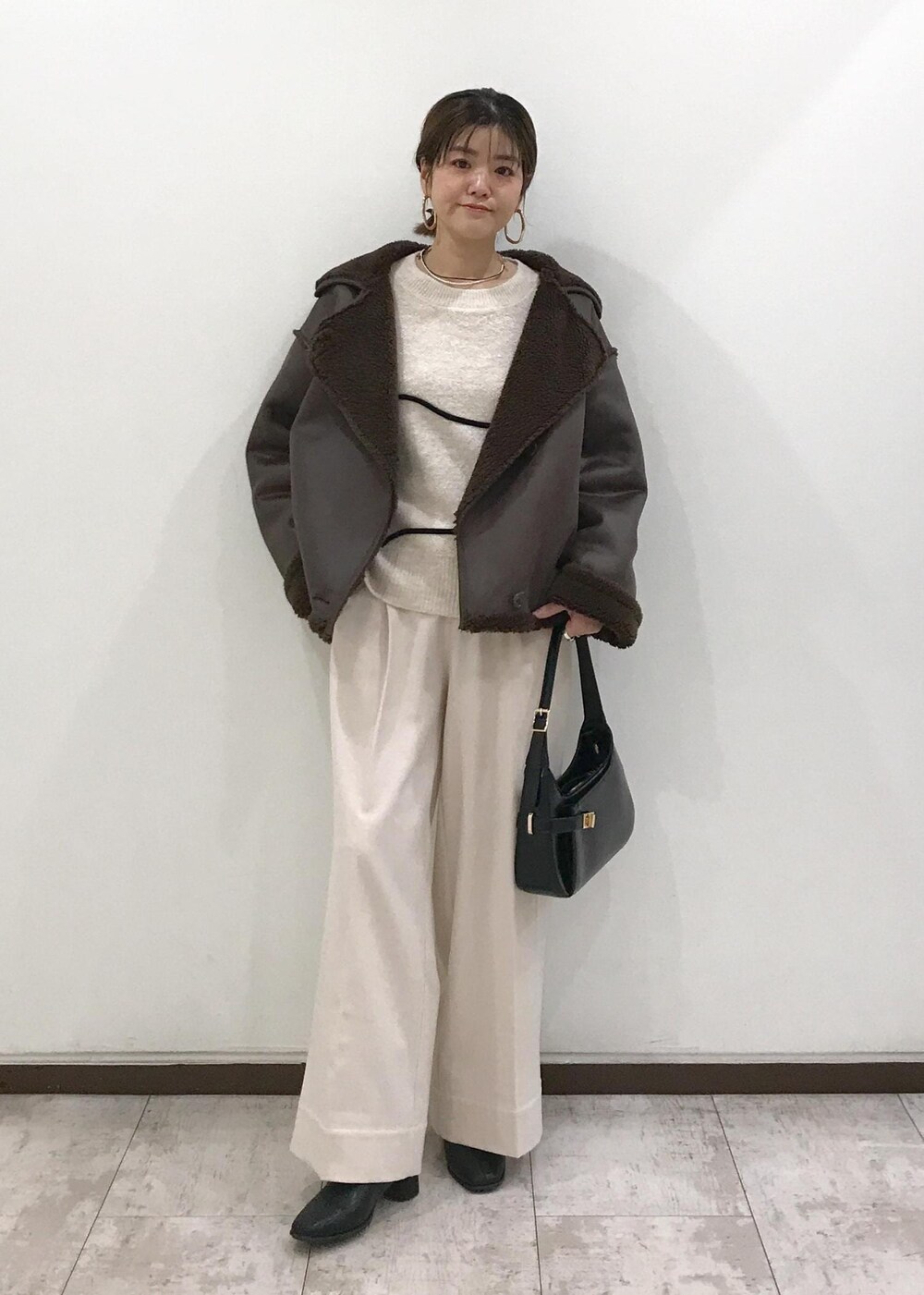 「きれいめカジュアル、忘年会、ホワイトコーデ、ニット、ワイドパンツ、ワンハンドルバッグ、ショートブーツ、リボン、パール、ボア、ホワイト、ブラック、ブラウン、秋コーデ、初冬コーデ」｜「VISのオーバルメタルフープピアス（ピアス（両耳用）、ゴールド系）」を使った、はっちゃんさん（レディース・159cm）の冬コーディネートの10枚目の写真