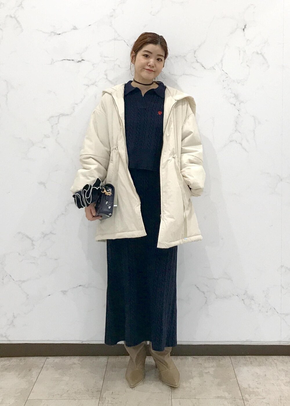 「きれいめカジュアル、ケーブルニット、花柄、ネイビー、ホワイト、ベージュ、初春コーデ、初冬コーデ、冬コーデ、お仕事コーデ、デートコーデ、お出かけコーデ、旅行コーデ、女子会コーデ、大人カジュアル」｜「VISのメタルポイントラリエット（ネックレス、シルバー系）」を使った、はっちゃんさん（レディース・159cm）の冬コーディネートの9枚目の写真