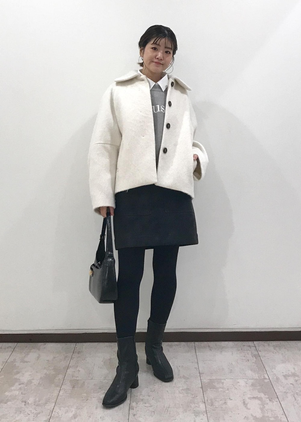 「コート、ショートコート、ロゴニット、ニット、ロゴ、シャーリングシャツ、ミニスカート、ワンハンドルバッグ、ショートブーツ、レイヤードコーデ、秋コーデ、初冬コーデ、冬コーデ、お仕事コーデ、デートコーデ」｜「Juzeのストレッチヒールショートブーツ（ブーツ、ブラック系）」を使った、はっちゃんさん（レディース・159cm）の冬コーディネートの2枚目の写真