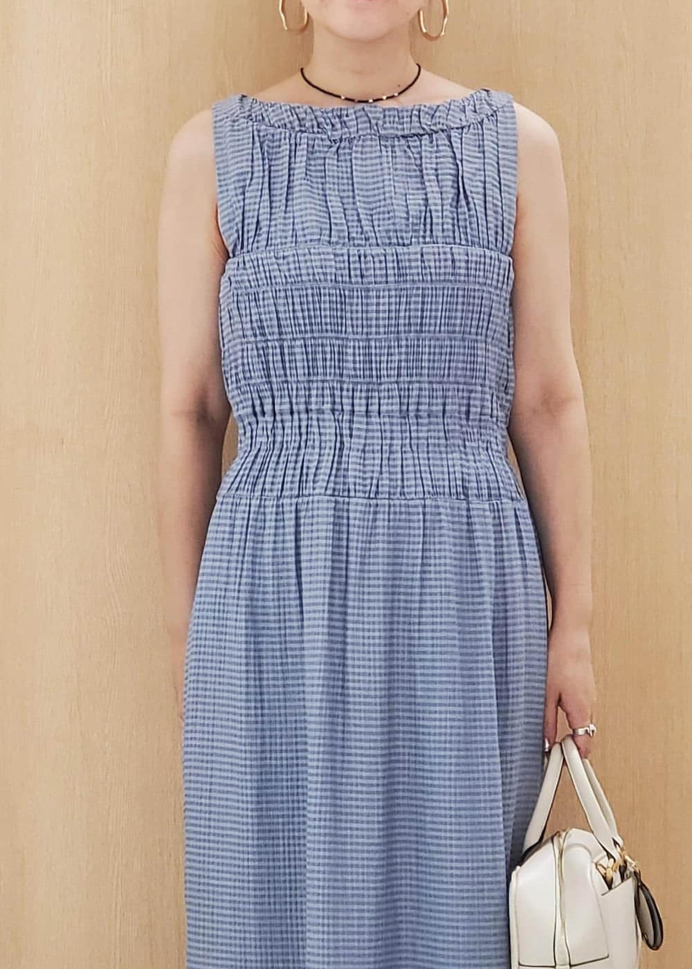 「24SS、24SS夏の新作、夏ファッション、夏コーデ、カジュアル、大人カジュアル、きれいめカジュアル、フェミニン、時短コーデ、体型カバー、ワンピース、サンダル、バッグ、ミニバッグ、ボストンバッグ」｜「VISの【2WAY】横長ボストンバッグ（ボストンバッグ、ホワイト系）」を使った、はっちゃんさん（レディース・159cm）の夏コーディネートの4枚目の写真