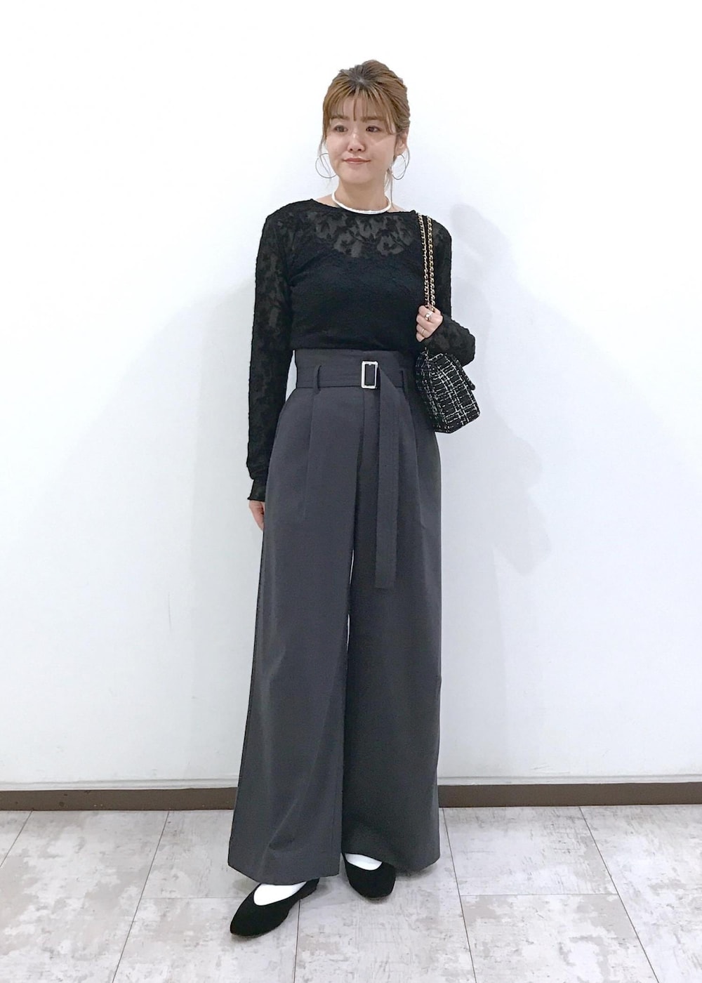 「ブラック、ハンドバッグ、チェーン、チェーンバッグ、長袖、クルーネック、レース、グレー、ワイド、ベルト、十分丈、ハイウエスト、タック、初秋コーデ、秋コーデ」｜「VISの【洗える】ダブルストラップ短丈カップ付きキャミソール（キャミソール、ブラック系）」を使った、はっちゃんさん（レディース・159cm）の秋コーディネートの5枚目の写真