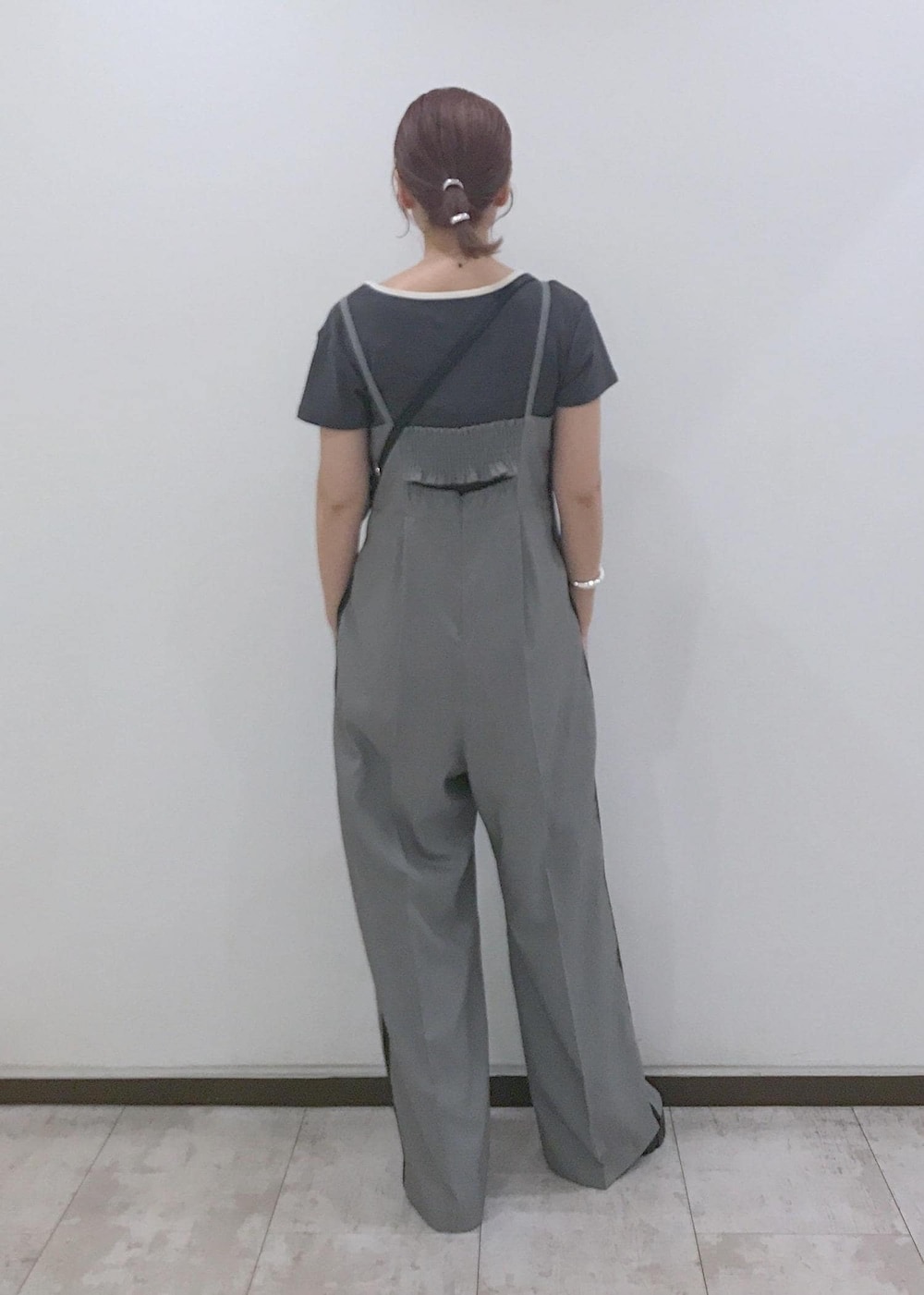 「ブラック、ミニ、ポシェット、グレー、ワイド、オールインワン、サロペット、パンツ、ハイウエスト、センタープレス、厚底、夏コーデ、初秋コーデ、デートコーデ、お出かけコーデ」｜「VISの【洗える】カップ付きバックオープンキャミソール（キャミソール、ホワイト系）」を使った、はっちゃんさん（レディース・159cm）の夏コーディネートの4枚目の写真