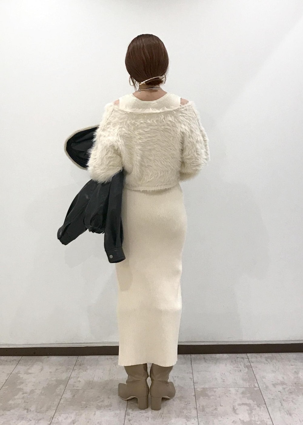 「ホワイトコーデ、忘年会、ニットワンピース、ロングブーツ、パール、ピアス、ホワイト、ブラック、ベージュ、ゴールド、初冬コーデ、冬コーデ、デートコーデ、お出かけコーデ、旅行コーデ」｜「VISのオーバルメタルフープピアス（ピアス（両耳用）、ゴールド系）」を使った、はっちゃんさん（レディース・159cm）の冬コーディネートの3枚目の写真