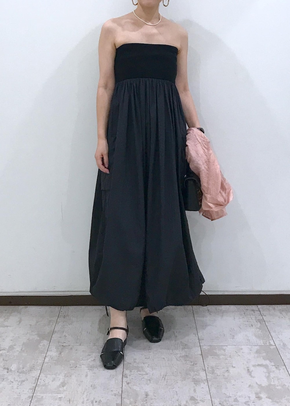 「セール、sale、長袖、ロング、ピンク、シャツ、オーバーサイズ、襟、ロング丈、ピンクベージュ、ミドル丈、ブラック、ストラップサンダル、ラウンドトゥ、夏コーデ」｜「Juzeのクローズトゥサンダル（サンダル、ブラック系）」を使った、はっちゃんさん（レディース・159cm）の夏コーディネートの5枚目の写真