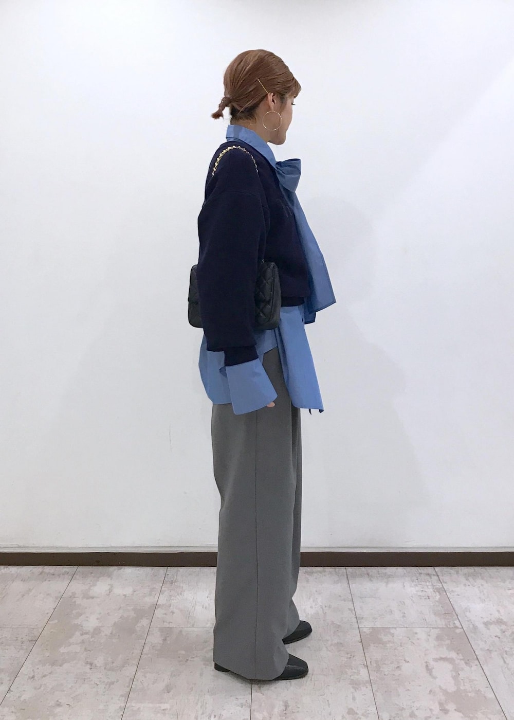 「ボウタイ、ボウタイブラウス、ロゴニット、ニット、ロゴ、ブラウス、ショートブーツ、キルティングバッグ、キルティング、ブルー、ネイビー、グレー、ブラック、シルバー、初秋コーデ」｜「VISのチェーンショルダーキルティングバッグ（ショルダーバッグ、ブラック系）」を使った、はっちゃんさん（レディース・159cm）の秋コーディネートの4枚目の写真
