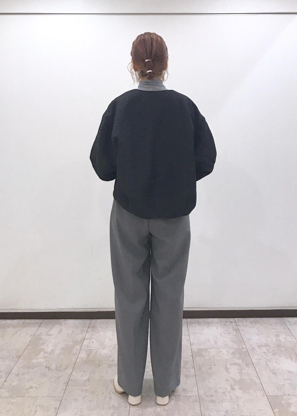 「ブーツ、ホワイト、ベージュ、ブラック、グレー、ニット、長袖、ノーカラー、ブルゾン、ボリュームスリーブ、ショート丈、ワイド、十分丈、ハイウエスト、スリット」｜「Juzeのストレッチヒールショートブーツ（ブーツ、ホワイト系）」を使った、はっちゃんさん（レディース・159cm）の秋コーディネートの3枚目の写真