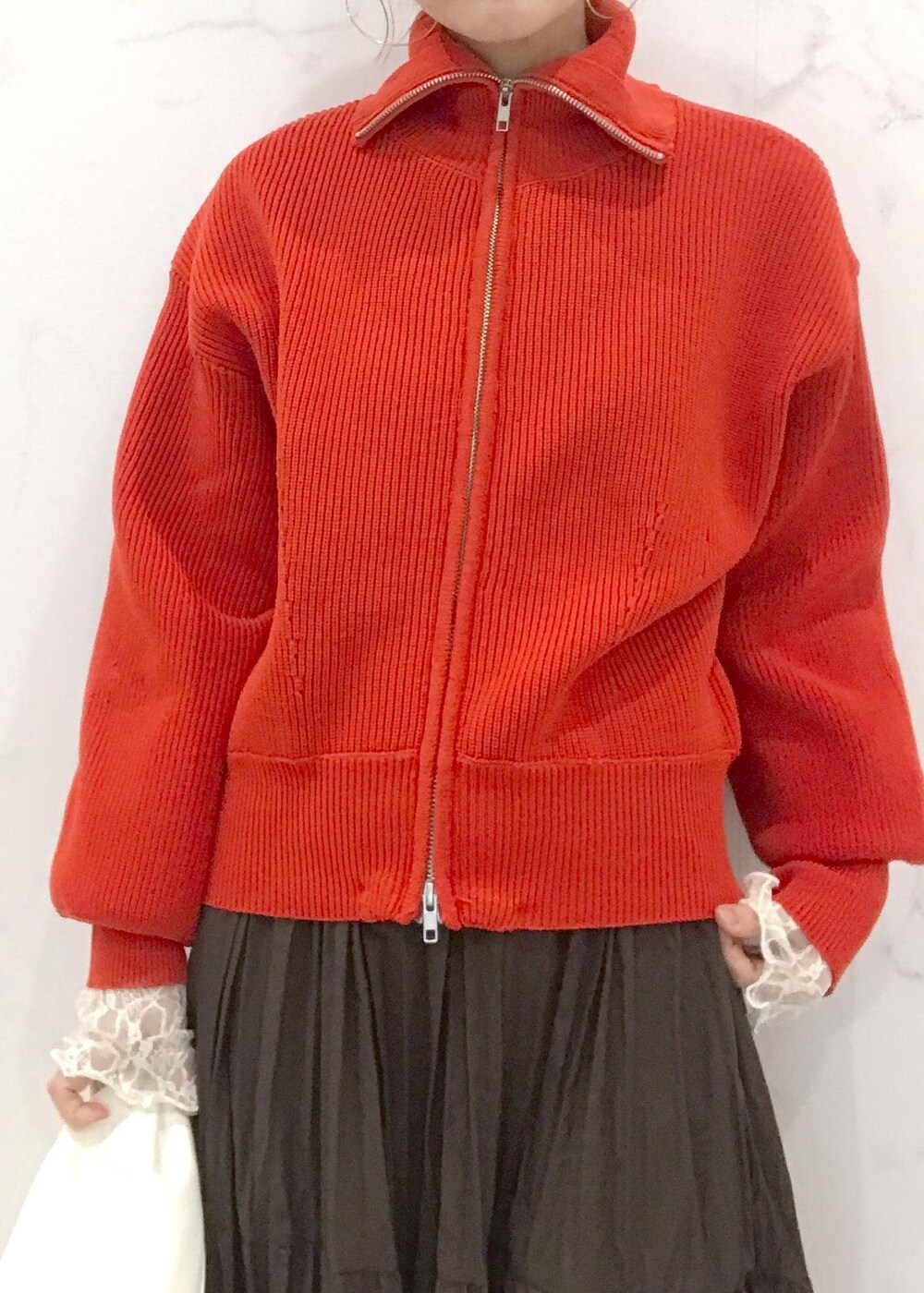 「きれいめカジュアル、初春コーデ、春コーデ、デートコーデ、お出かけコーデ、旅行コーデ、女子会コーデ、大人カジュアル、レイヤード、スカートスタイル、体型カバー、カジュアルコーデ、シンプルコーデ、ベーシック、VIS」｜「Juzeのワイドロングブーツ（ブーツ、ベージュ系）」を使った、はっちゃんさん（レディース・159cm）の冬コーディネートの8枚目の写真