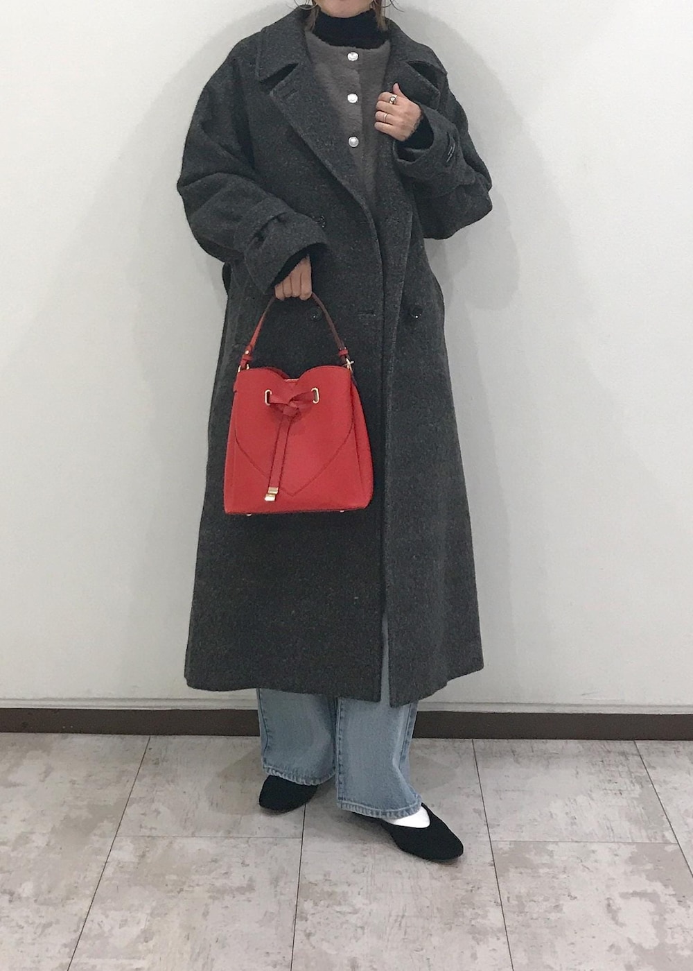 「コート、ロングコート、アウター、ニットカーディガン、ニット、タートルネック、レイヤードコーデ、デニム、ハートカットバッグ、秋コーデ、初冬コーデ、冬コーデ、お仕事コーデ、授業参観日コーデ、デートコーデ」｜「VISの袖フェザーシアータートルニット（ニット/セーター、ブラック系）」を使った、はっちゃんさん（レディース・159cm）の秋コーディネートの5枚目の写真