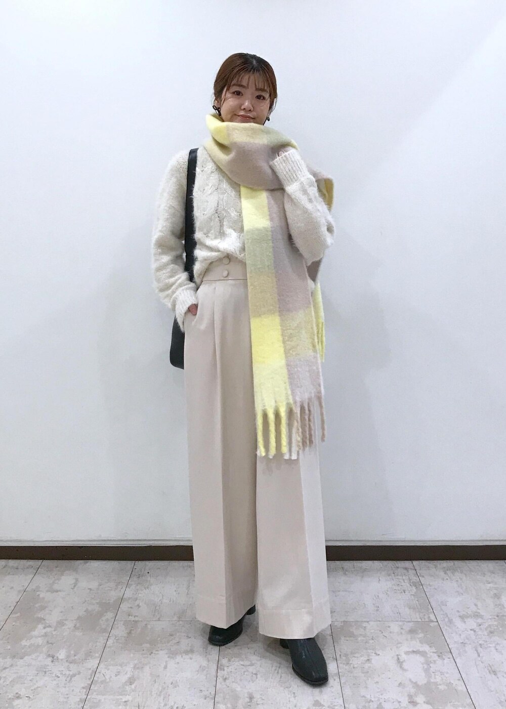 「初冬コーデ、冬コーデ、お仕事コーデ、就活コーデ、デートコーデ、お出かけコーデ、旅行コーデ、女子会コーデ、大人カジュアル、パンツスタイル、体型カバー、カジュアルコーデ、フェミニンコーデ、シンプルコーデ、きれいめコーデ」｜「VISのビーズリボンピアス（ピアス（両耳用）、ブラック系）」を使った、はっちゃんさん（レディース・159cm）の秋コーディネートの9枚目の写真