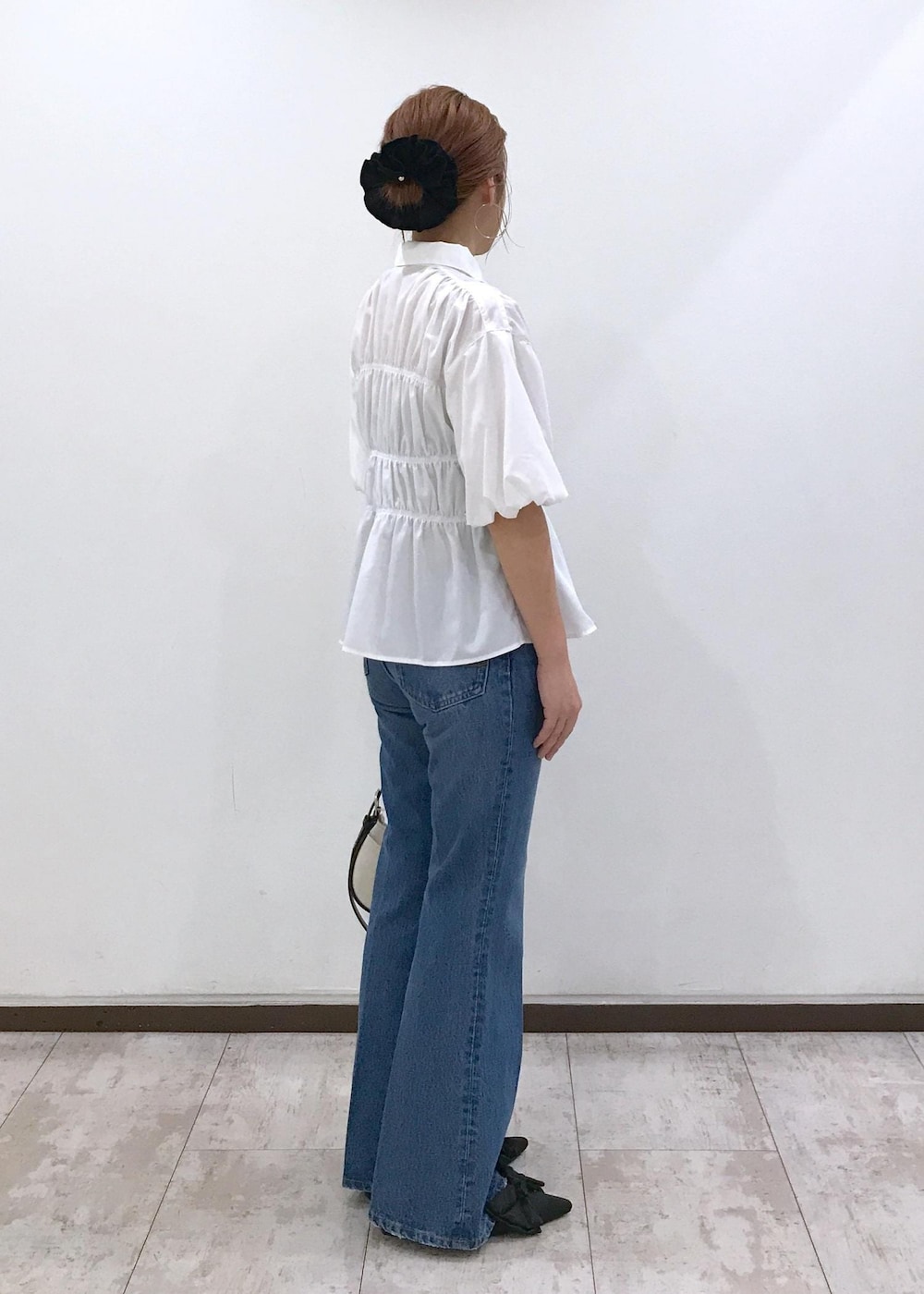 「アンサンブル、VIS、ウェーブ、ブルべ冬、低身長、トップス、シャツ/ブラウス、パンツ、デニムパンツ、ヘアアクセサリー、シュシュ、BVH54050、BVK54010、BVS74500、BVZ44100」｜「CIMARRONの【CIMARRON】VIS別注フレアデニム（デニムパンツ、ブルー系）」を使った、はっちゃんさん（レディース・159cm）の夏コーディネートの4枚目の写真