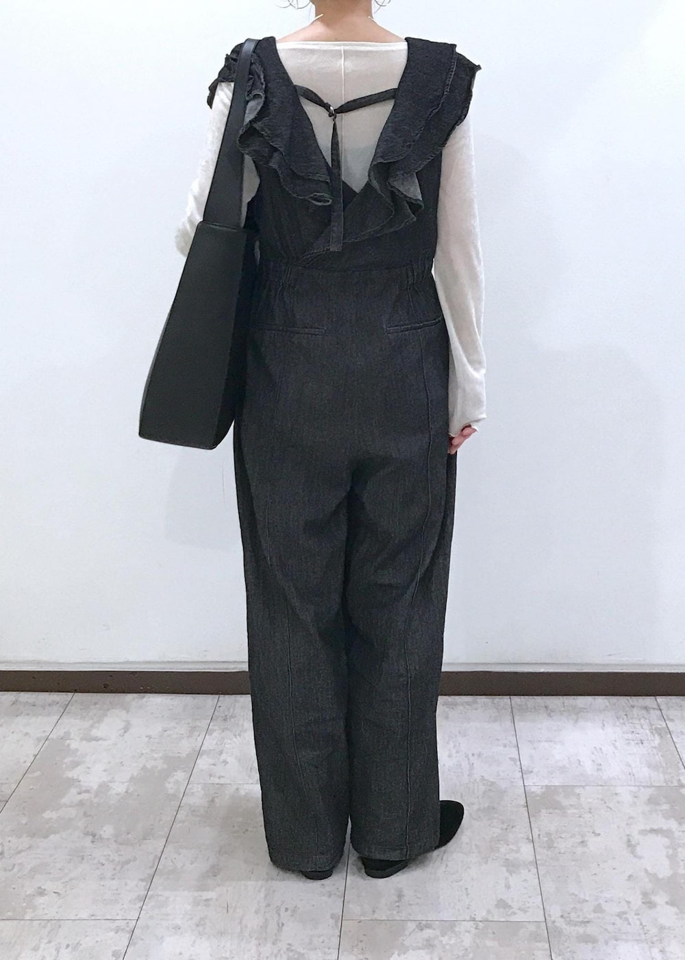 「ベロア、シアーベロア、シアーベロアロンT、ブラック、ホワイト、長袖、カットソー、パンツ、ワイド、十分丈、オールインワン、サロペット、オーバーオール、初秋コーデ、秋コーデ」｜「VISの【洗える】カップ付きバックオープンキャミソール（キャミソール、ブラック系）」を使った、はっちゃんさん（レディース・159cm）の秋コーディネートの9枚目の写真