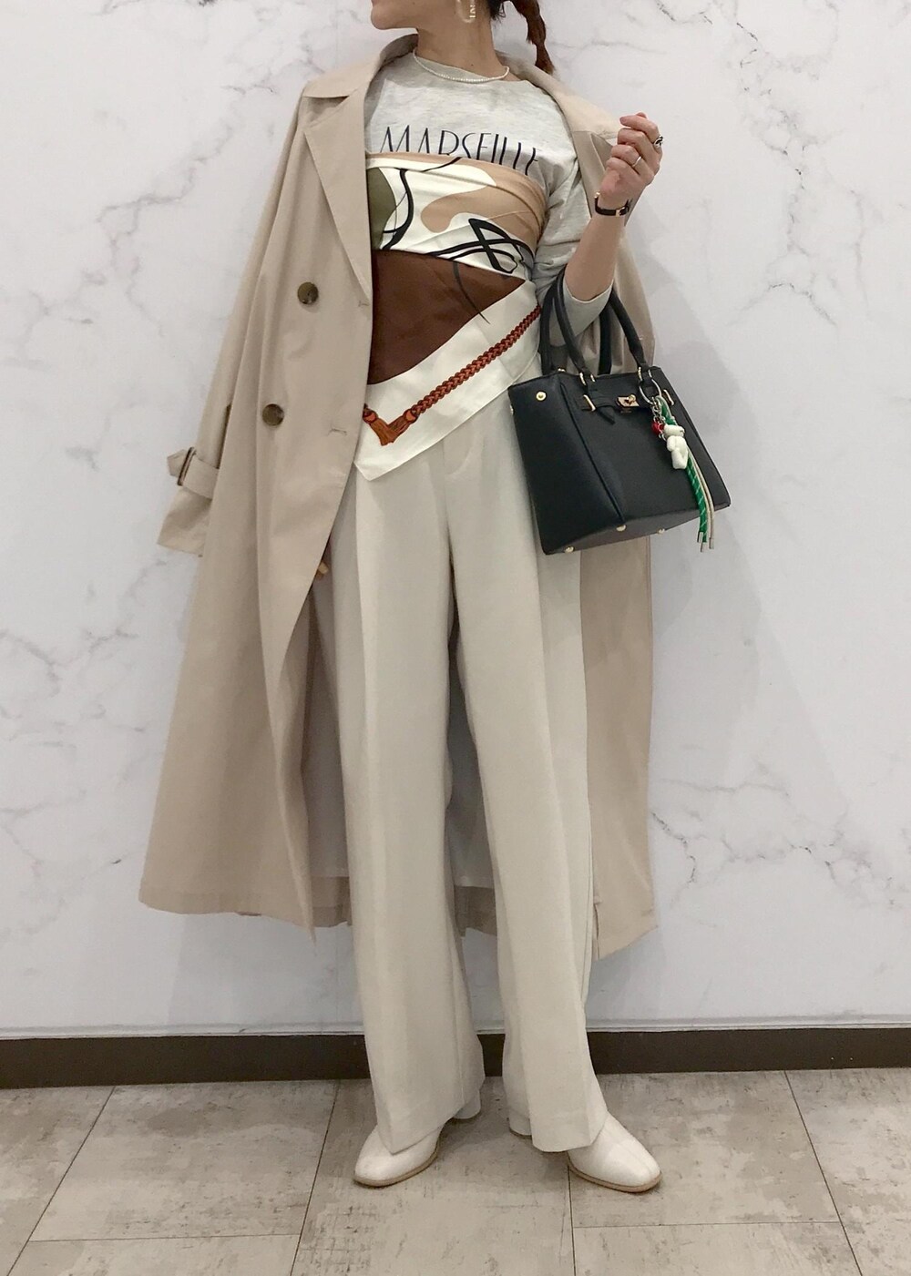 「きれいめカジュアル、トレンチ、初春コーデ、春コーデ、お仕事コーデ、授業参観日コーデ、デートコーデ、お出かけコーデ、旅行コーデ、女子会コーデ、大人カジュアル、パンツスタイル、体型カバー、カジュアルコーデ、きれいめコーデ」｜「VISのオーバルメタルフープピアス（ピアス（両耳用）、ゴールド系）」を使った、はっちゃんさん（レディース・159cm）の冬コーディネートの8枚目の写真