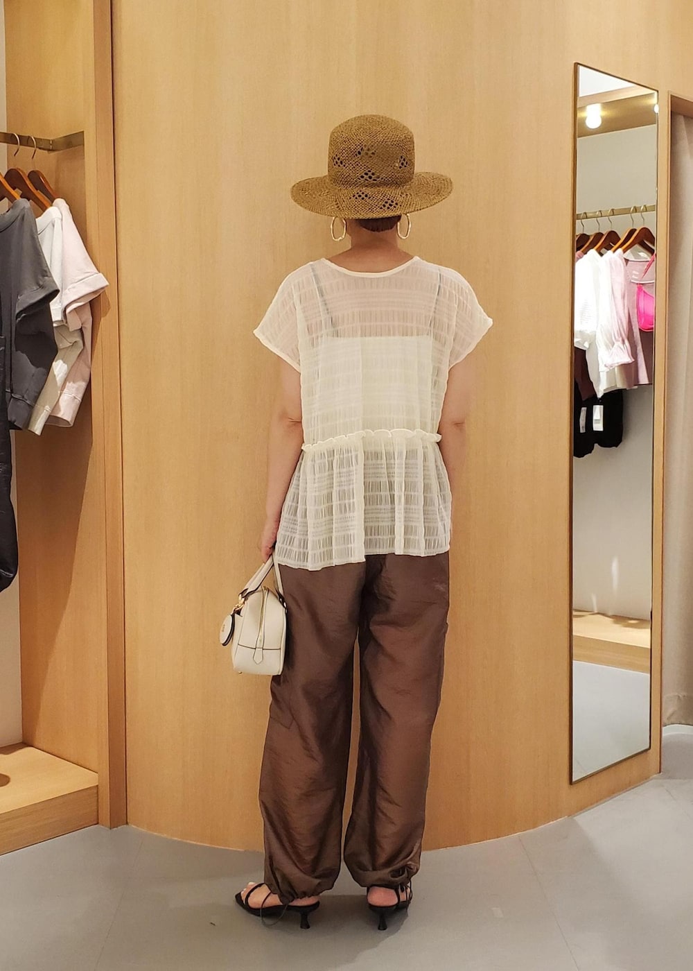 「24SS、24SS夏の新作、夏ファッション、きれいめカジュアル、セットアイテム、時短コーデ、デザインTOPS、シアートップス、麦わら帽子、夏コーデ、デートコーデ、お出かけコーデ、旅行コーデ、女子会コーデ、大人カジュアル」｜「VISの【2WAY】横長ボストンバッグ（ボストンバッグ、ホワイト系）」を使った、はっちゃんさん（レディース・159cm）の夏コーディネートの3枚目の写真