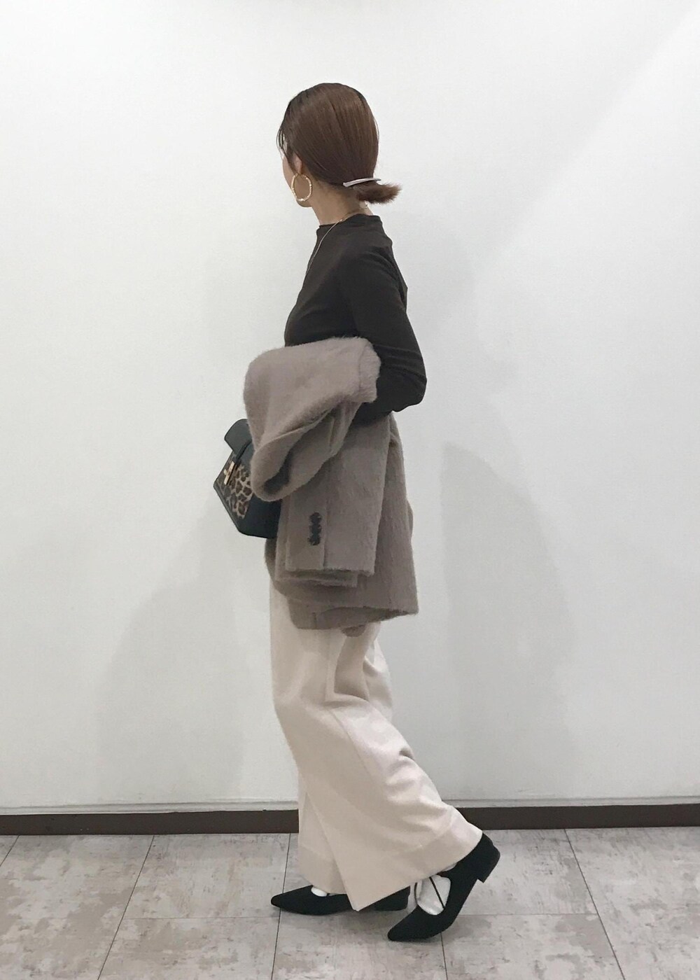 「きれいめカジュアル、忘年会、新年会、ブラウン、ホワイト、レオパード、ブラック、初冬コーデ、冬コーデ、お仕事コーデ、デートコーデ、お出かけコーデ、旅行コーデ、お正月・初詣コーデ、女子会コーデ」｜「VISのオーバルメタルフープピアス（ピアス（両耳用）、ゴールド系）」を使った、はっちゃんさん（レディース・159cm）の冬コーディネートの2枚目の写真