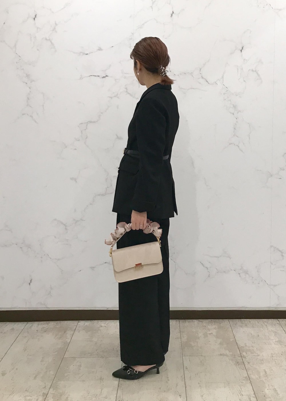「ハレの日、ブラック、初春コーデ、初冬コーデ、冬コーデ、お仕事コーデ、就活コーデ、セレモニーコーデ、卒業式コーデ、卒園式コーデ、入学式コーデ、入園式コーデ、パンツスタイル、体型カバー、セレモニー」｜「VISのビジュー×淡水パールイヤリング（イヤリング、シルバー系）」を使った、はっちゃんさん（レディース・159cm）の冬コーディネートの2枚目の写真