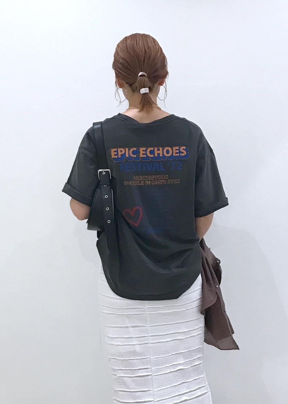 「ワンハンドル、ワンハンドルバッグ、セール、sale、バンドT、ブラウン、長袖、シャツ、オーバーサイズ、襟、ロング、タイトスカート、スリット、マキシ、初秋コーデ」｜「VISのステンレスデザインチェーンネックレス（ネックレス、ゴールド系）」を使った、はっちゃんさん（レディース・159cm）の夏コーディネートの8枚目の写真