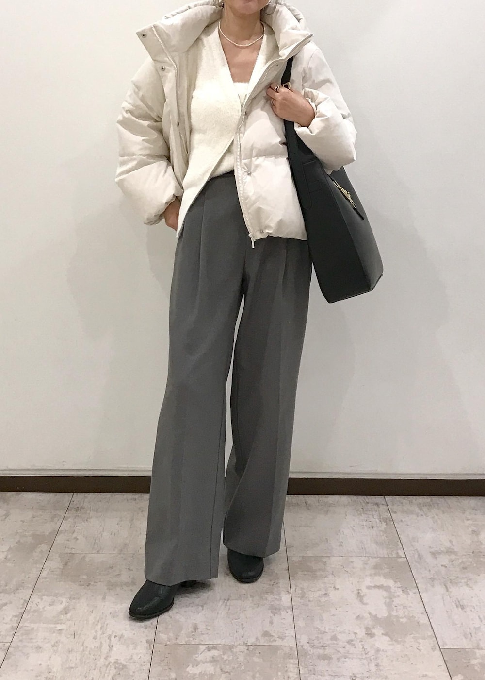 「初冬コーデ、冬コーデ、お仕事コーデ、デートコーデ、お出かけコーデ、旅行コーデ、お正月・初詣コーデ、女子会コーデ、大人カジュアル、レイヤード、パンツスタイル、体型カバー、モノトーンコーデ、カジュアルコーデ、ヘルシーコーデ」｜「VISの【A4収納】ホーボーバッグ（トートバッグ、ブラック系）」を使った、はっちゃんさん（レディース・159cm）の冬コーディネートの5枚目の写真