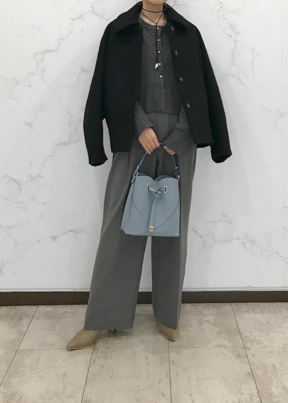 「きれいめカジュアル、ケーブルニット、冬アウター、ワイドパンツ、グレー、ブルー、ベージュ、ブラック、Wcoat_pickup、Wshoes_pickup、初春コーデ、初冬コーデ、冬コーデ、お仕事コーデ、授業参観日コーデ」｜「VISのメタルポイントラリエット（ネックレス、シルバー系）」を使った、はっちゃんさん（レディース・159cm）の冬コーディネートの6枚目の写真