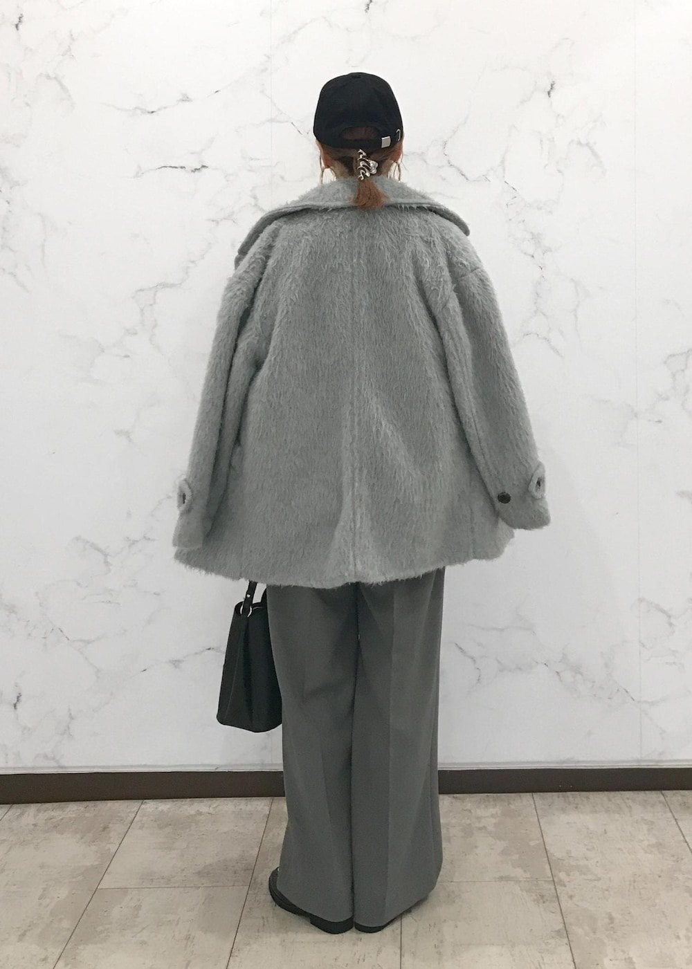 「きれいめカジュアル、モノトーン、ワントーン、初冬コーデ、冬コーデ、お出かけコーデ、旅行コーデ、女子会コーデ、大人カジュアル、レイヤード、パンツスタイル、体型カバー、ワントーンコーデ、モノトーンコーデ、カジュアルコーデ」｜「Juzeの【HARUTA】ポインテッドトゥローファー【抗菌防臭】（ローファー、ブラック系）」を使った、はっちゃんさん（レディース・159cm）の冬コーディネートの3枚目の写真