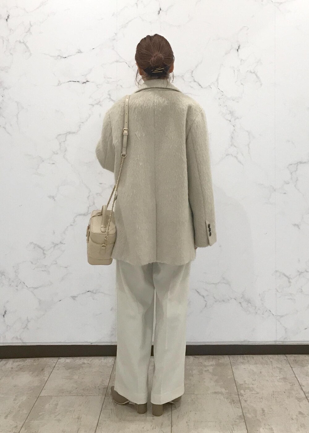 「きれいめカジュアル、ワイドパンツ、チョーカー、ホワイト、ベージュ、ピンク、冬アウター、淡色コーデ、初冬コーデ、冬コーデ、お仕事コーデ、授業参観日コーデ、デートコーデ、お出かけコーデ、旅行コーデ」｜「VISのメタルポイントラリエット（ネックレス、シルバー系）」を使った、はっちゃんさん（レディース・159cm）の冬コーディネートの3枚目の写真