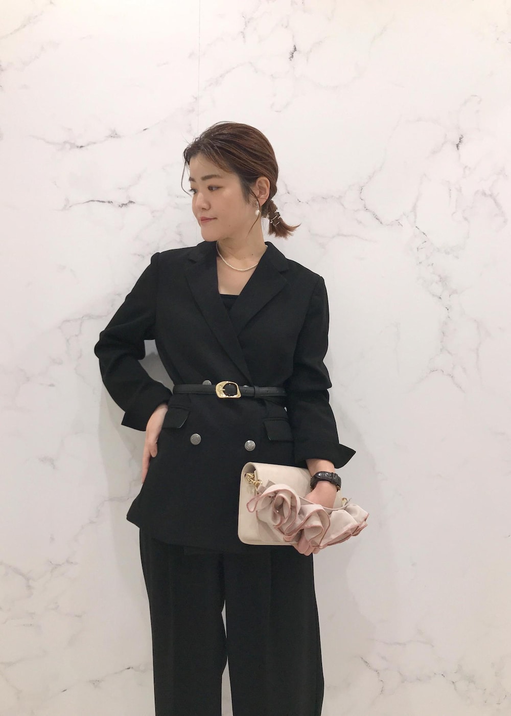 「ハレの日、ブラック、初春コーデ、初冬コーデ、冬コーデ、お仕事コーデ、就活コーデ、セレモニーコーデ、卒業式コーデ、卒園式コーデ、入学式コーデ、入園式コーデ、パンツスタイル、体型カバー、セレモニー」｜「VISのビジュー×淡水パールイヤリング（イヤリング、シルバー系）」を使った、はっちゃんさん（レディース・159cm）の冬コーディネートの8枚目の写真