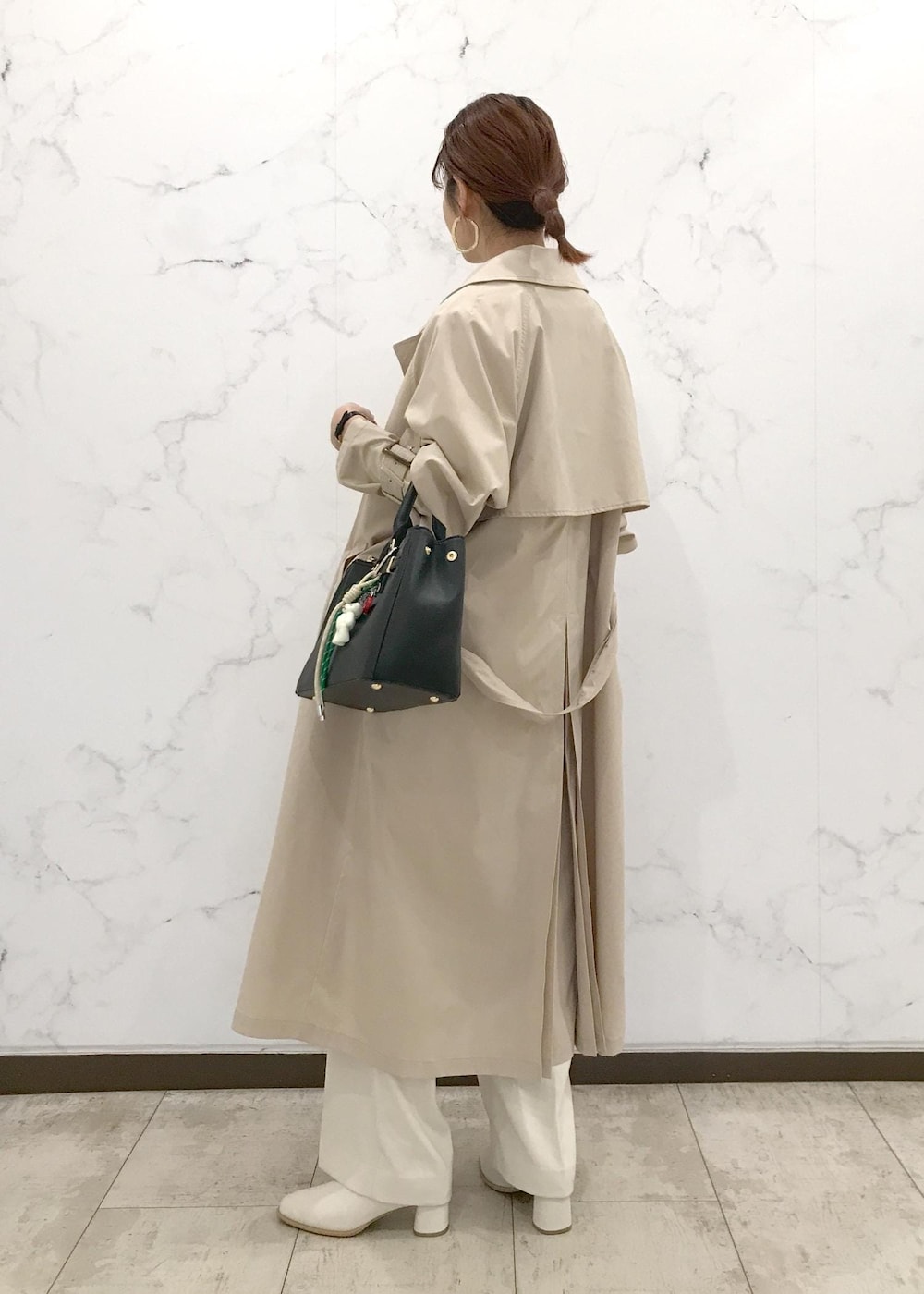 「きれいめカジュアル、トレンチ、初春コーデ、春コーデ、お仕事コーデ、授業参観日コーデ、デートコーデ、お出かけコーデ、旅行コーデ、女子会コーデ、大人カジュアル、パンツスタイル、体型カバー、カジュアルコーデ、きれいめコーデ」｜「VISのオーバルメタルフープピアス（ピアス（両耳用）、ゴールド系）」を使った、はっちゃんさん（レディース・159cm）の冬コーディネートの4枚目の写真