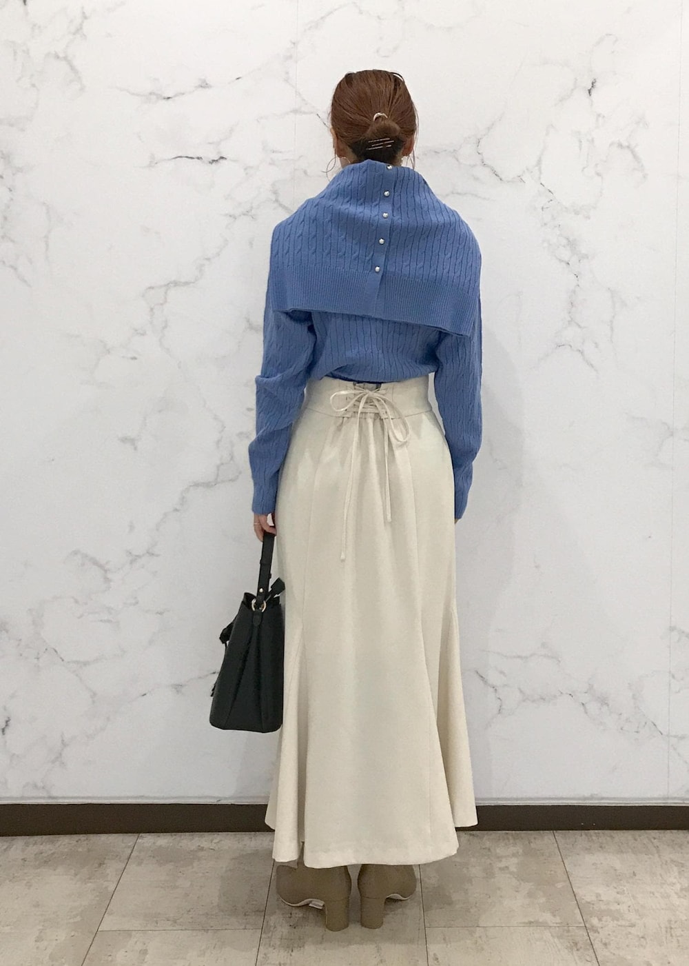 「きれいめカジュアル、ケーブルニット、マーメイドスカート、Pコート、ワンハンドルバッグ、ワンハンドル、ロングブーツ、サックス、ベージュ、ホワイト、ブラック、初春コーデ、初冬コーデ、冬コーデ、お仕事コーデ」｜「VISのメタルポイントラリエット（ネックレス、シルバー系）」を使った、はっちゃんさん（レディース・159cm）の冬コーディネートの3枚目の写真