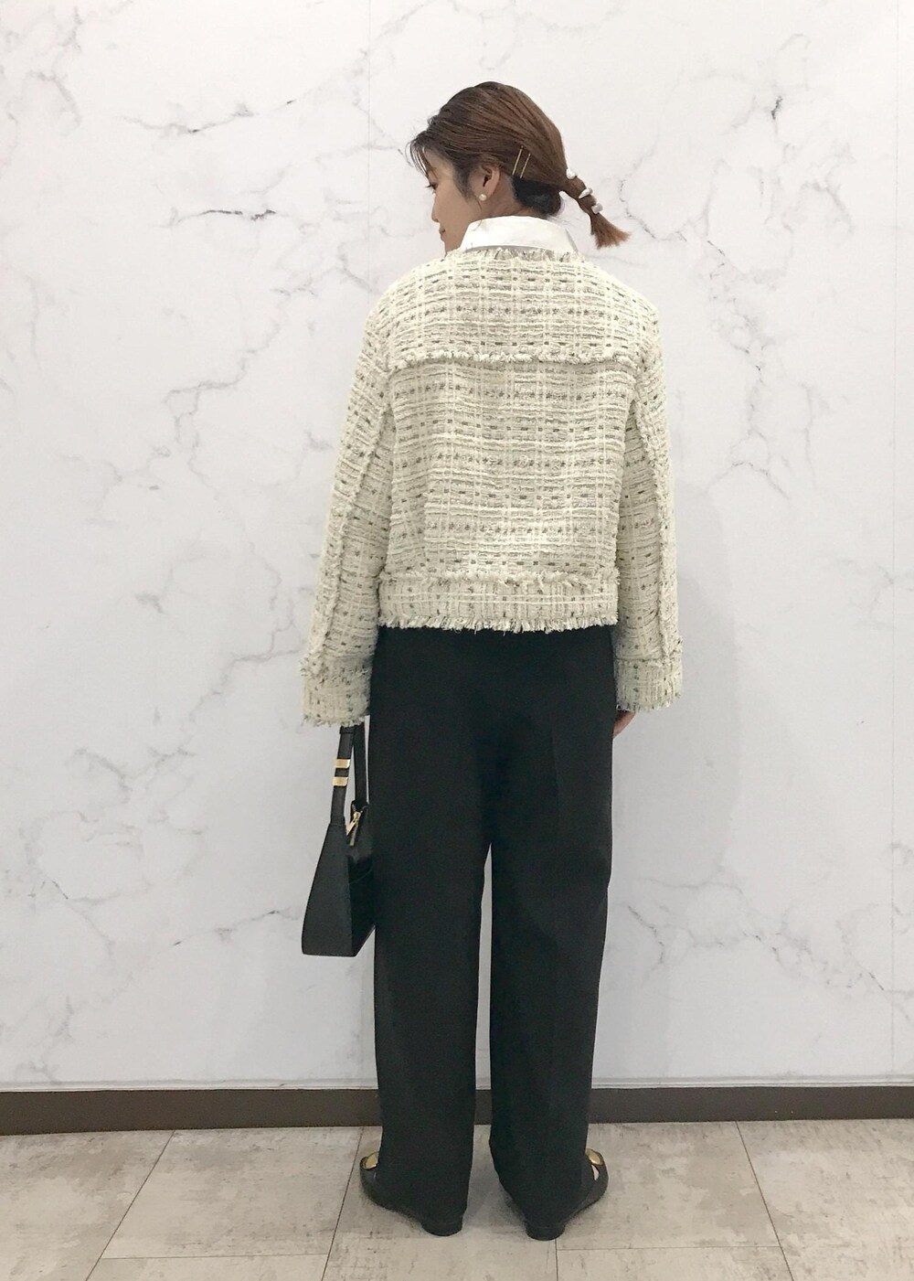 「セレモニー、ハレの日、初春コーデ、春コーデ、お仕事コーデ、セレモニーコーデ、卒業式コーデ、卒園式コーデ、入学式コーデ、入園式コーデ、パンツスタイル、体型カバー、ワントーンコーデ、モノトーンコーデ、シンプルコーデ」｜「VISの【新色追加】ハンドルリボンワンショルダーバッグ（ハンドバッグ、ブラック系）」を使った、はっちゃんさん（レディース・159cm）の冬コーディネートの3枚目の写真