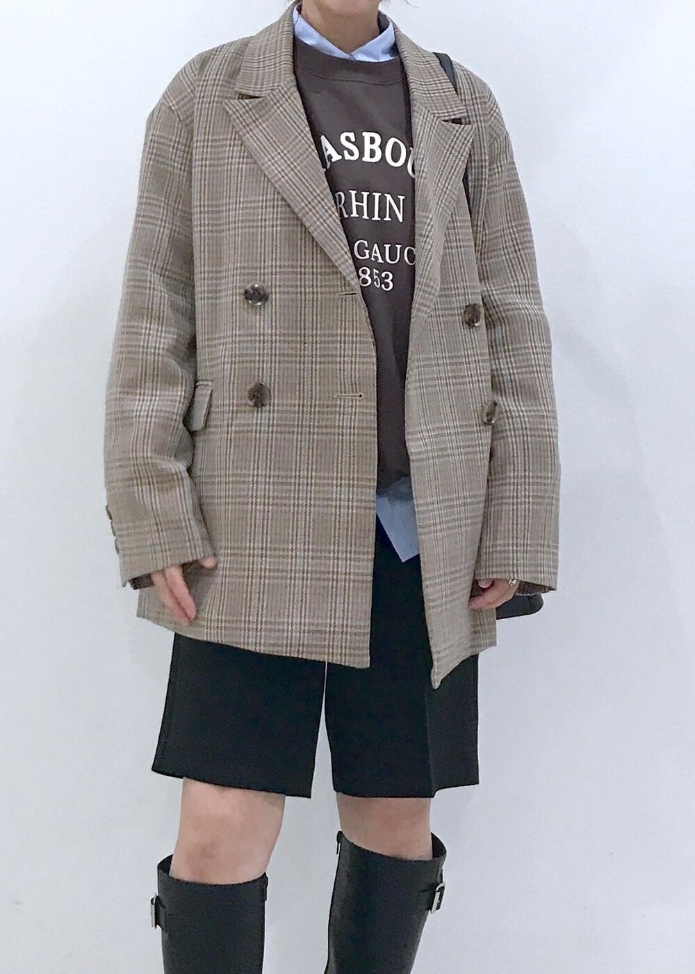 「ブラウン、スウェット、ブラック、ハーフパンツ、ロングブーツ、ブルー、シャツ、プリーツ、チェック、ジャケット、リボンピアス、リボン、初秋コーデ、秋コーデ、初冬コーデ」｜「VISのビーズリボンピアス（ピアス（両耳用）、ブラック系）」を使った、はっちゃんさん（レディース・159cm）の秋コーディネートの7枚目の写真