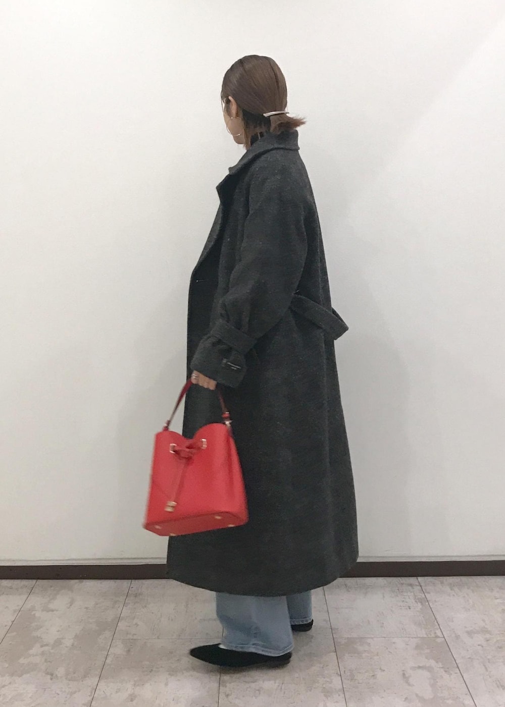 「コート、ロングコート、アウター、ニットカーディガン、ニット、タートルネック、レイヤードコーデ、デニム、ハートカットバッグ、秋コーデ、初冬コーデ、冬コーデ、お仕事コーデ、授業参観日コーデ、デートコーデ」｜「VISの袖フェザーシアータートルニット（ニット/セーター、ブラック系）」を使った、はっちゃんさん（レディース・159cm）の秋コーディネートの2枚目の写真