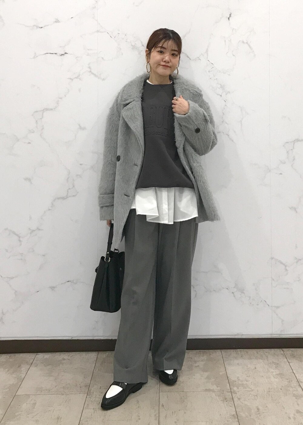 「きれいめカジュアル、モノトーン、ワントーン、初冬コーデ、冬コーデ、お出かけコーデ、旅行コーデ、女子会コーデ、大人カジュアル、レイヤード、パンツスタイル、体型カバー、ワントーンコーデ、モノトーンコーデ、カジュアルコーデ」｜「Juzeの【HARUTA】ポインテッドトゥローファー【抗菌防臭】（ローファー、ブラック系）」を使った、はっちゃんさん（レディース・159cm）の冬コーディネートの7枚目の写真