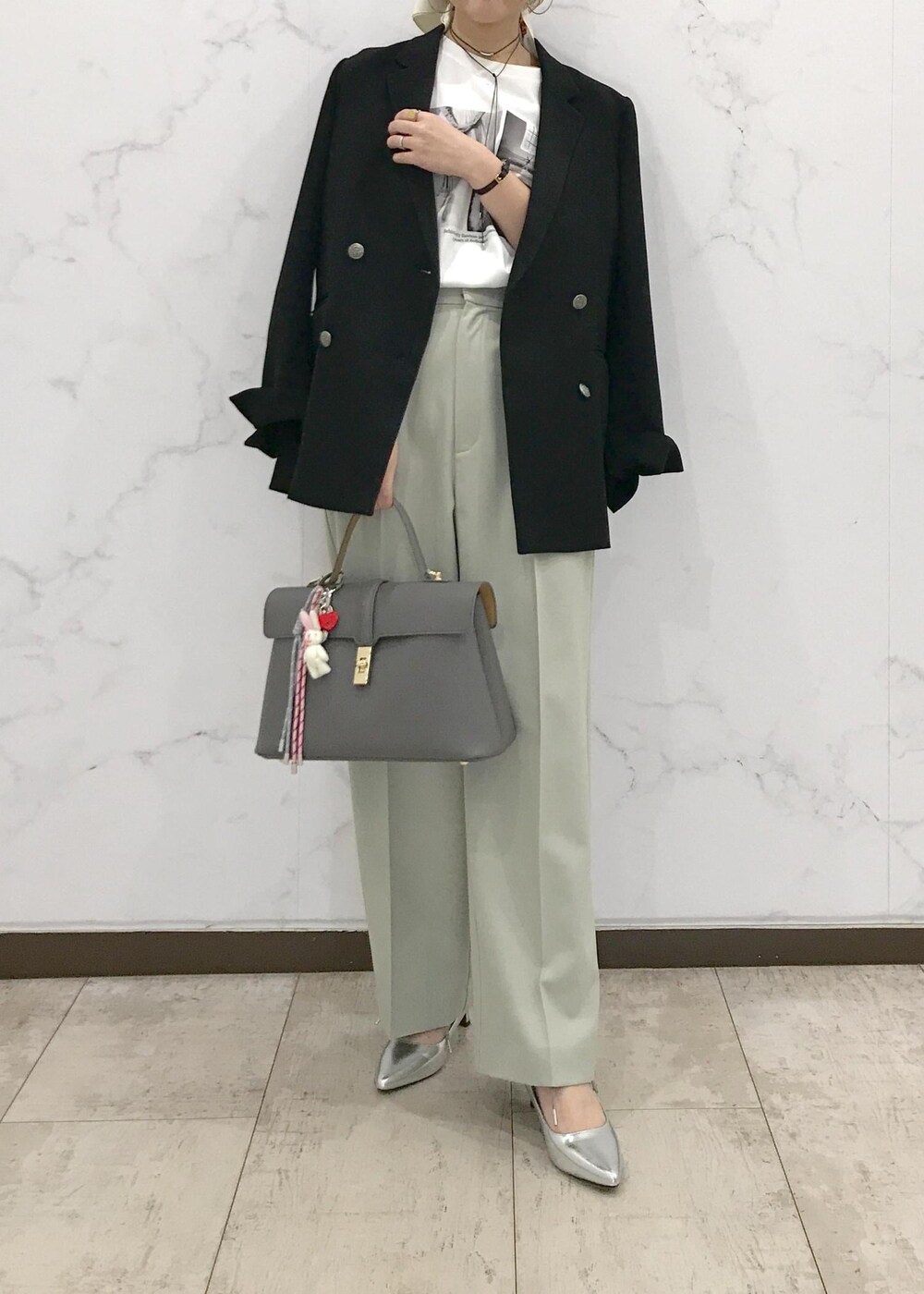 「きれいめカジュアル、スカーフスタイリング、スカーフアレンジ、BVV35010、ライトアウター、Wshoes&bag_pickup、初春コーデ、春コーデ、お仕事コーデ、デートコーデ、お出かけコーデ、旅行コーデ、女子会コーデ、大人カジュアル、パンツスタイル」｜「VISの【美easy】ウーリッシュWブレストテーラードジャケット【洗える】（テーラードジャケット、ブラック系）」を使った、はっちゃんさん（レディース・159cm）の冬コーディネートの7枚目の写真