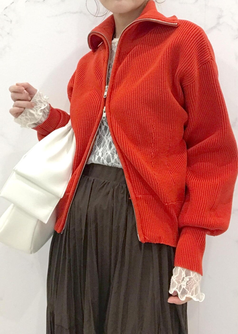 「きれいめカジュアル、初春コーデ、春コーデ、デートコーデ、お出かけコーデ、旅行コーデ、女子会コーデ、大人カジュアル、レイヤード、スカートスタイル、体型カバー、カジュアルコーデ、シンプルコーデ、ベーシック、VIS」｜「Juzeのワイドロングブーツ（ブーツ、ベージュ系）」を使った、はっちゃんさん（レディース・159cm）の冬コーディネートの7枚目の写真